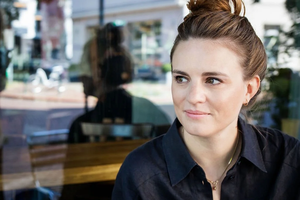 Jana Tasche Portrait zur Seite blickend - Coach mit persönlicher Geschichte