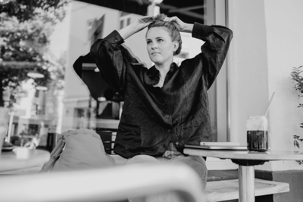 Jana Tasche entspannt auf Terrasse - Balance zwischen Arbeit und Leben