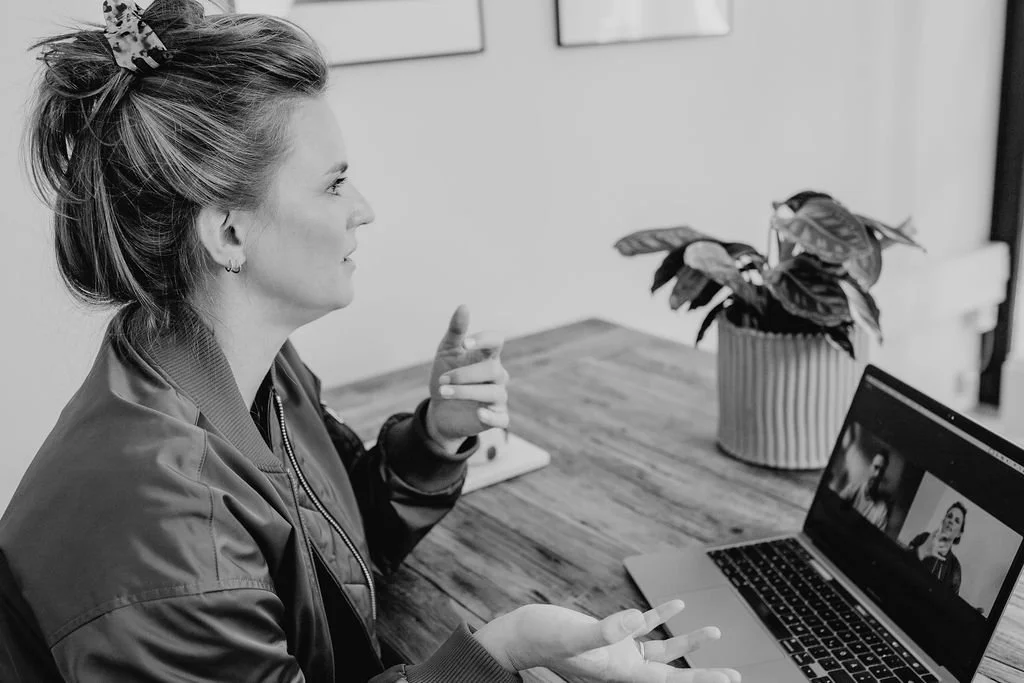 Jana Tasche im Online-Coaching-Gespräch am Laptop mit Klient