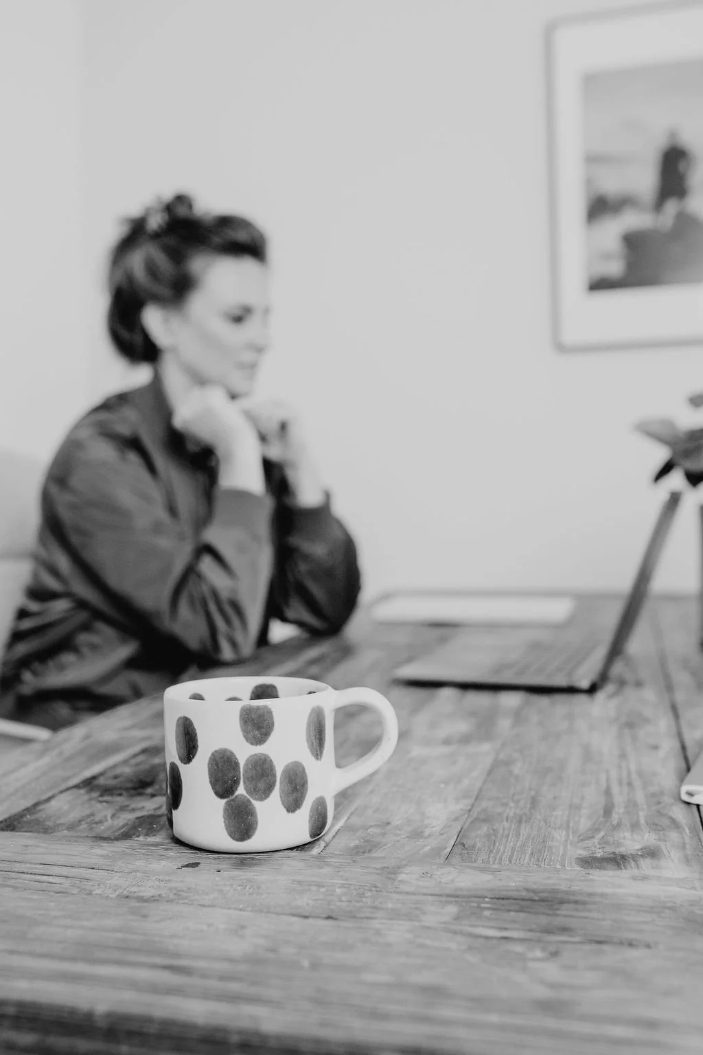 Coaching-Atmosphäre mit Tasse im Vordergrund und Life Coach im Hintergrund