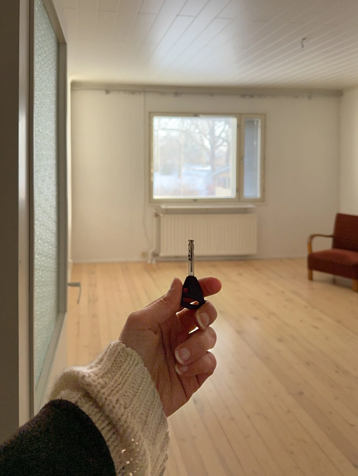 A new week and a new home.🔑🧺✨

So, this happened. Last monday my boyfriend and I came to see this place and a week later we can call it home. For a year and four months we lived in a cottage that isn&rsquo;t actually made for colder months. Our ori