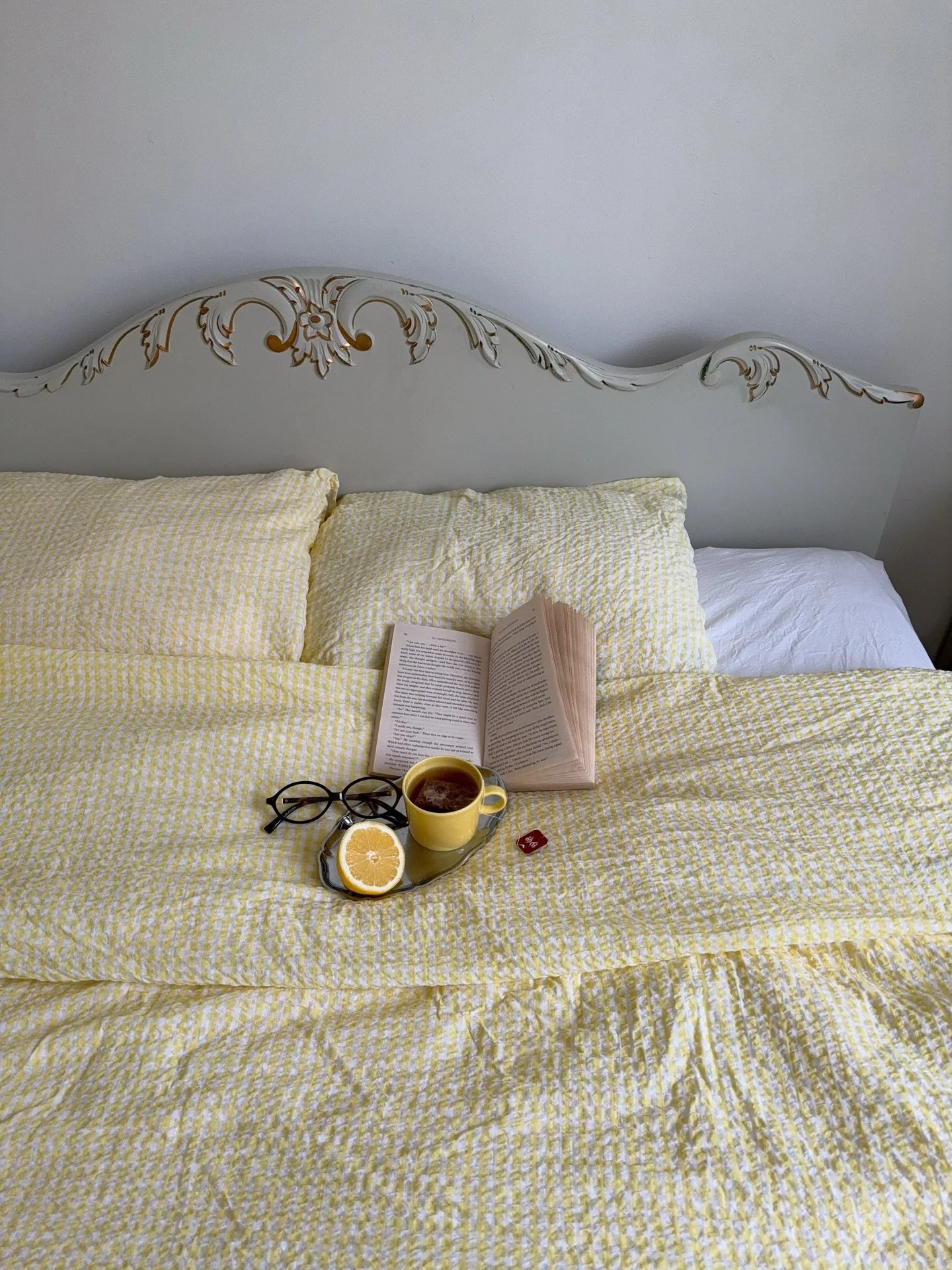 Spring has officially arrived to our bedroom.🌼🫶🏻✨

Here&rsquo;s to romanticizing seasons with by doing simple things like switching the beddings accordingly! There&rsquo;s so much magic in the mundane &mdash; slow down the pace to notice.

#slowli