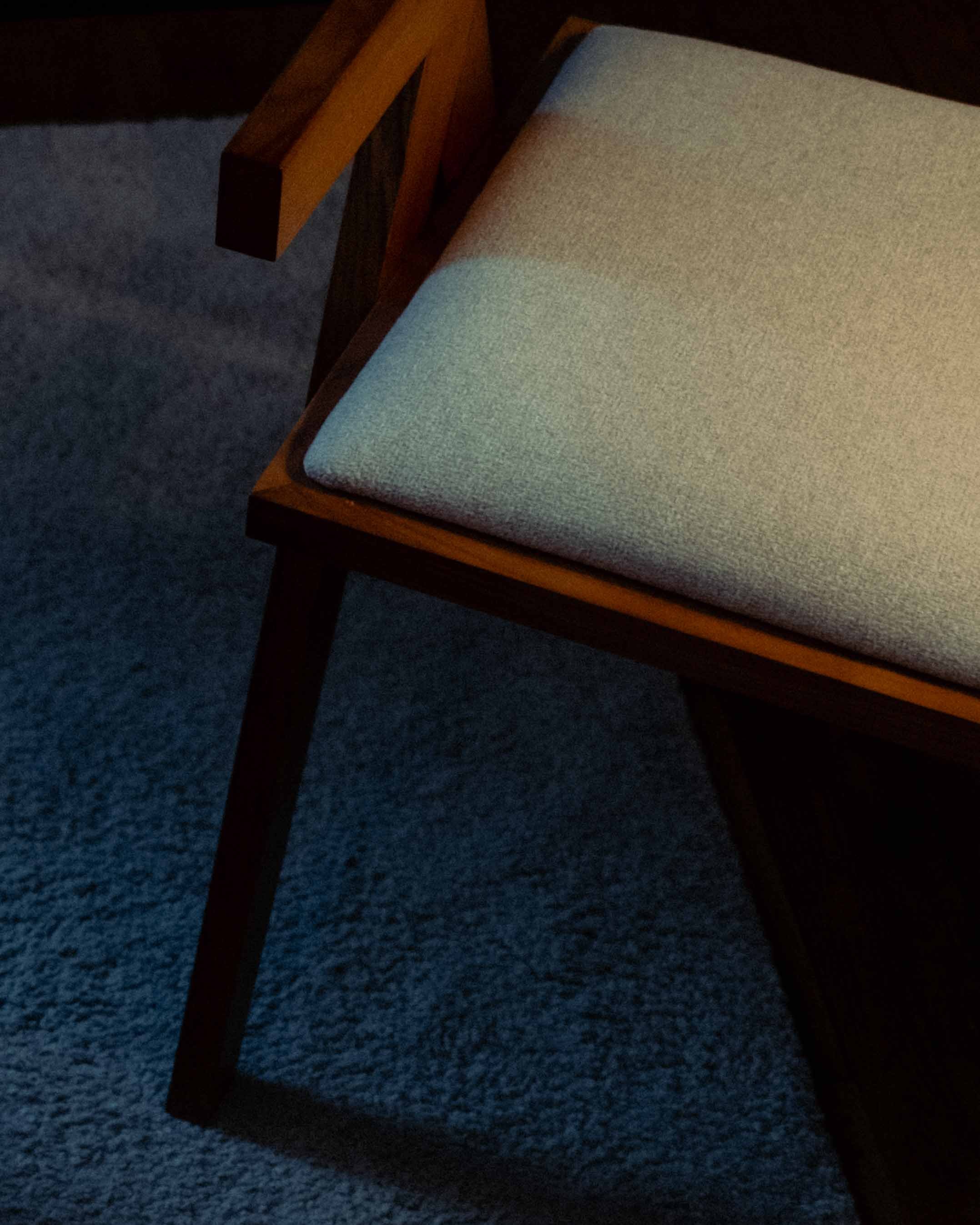 photo en gros plan d'une chaise de l'hotel avec des tons bleus et orangés