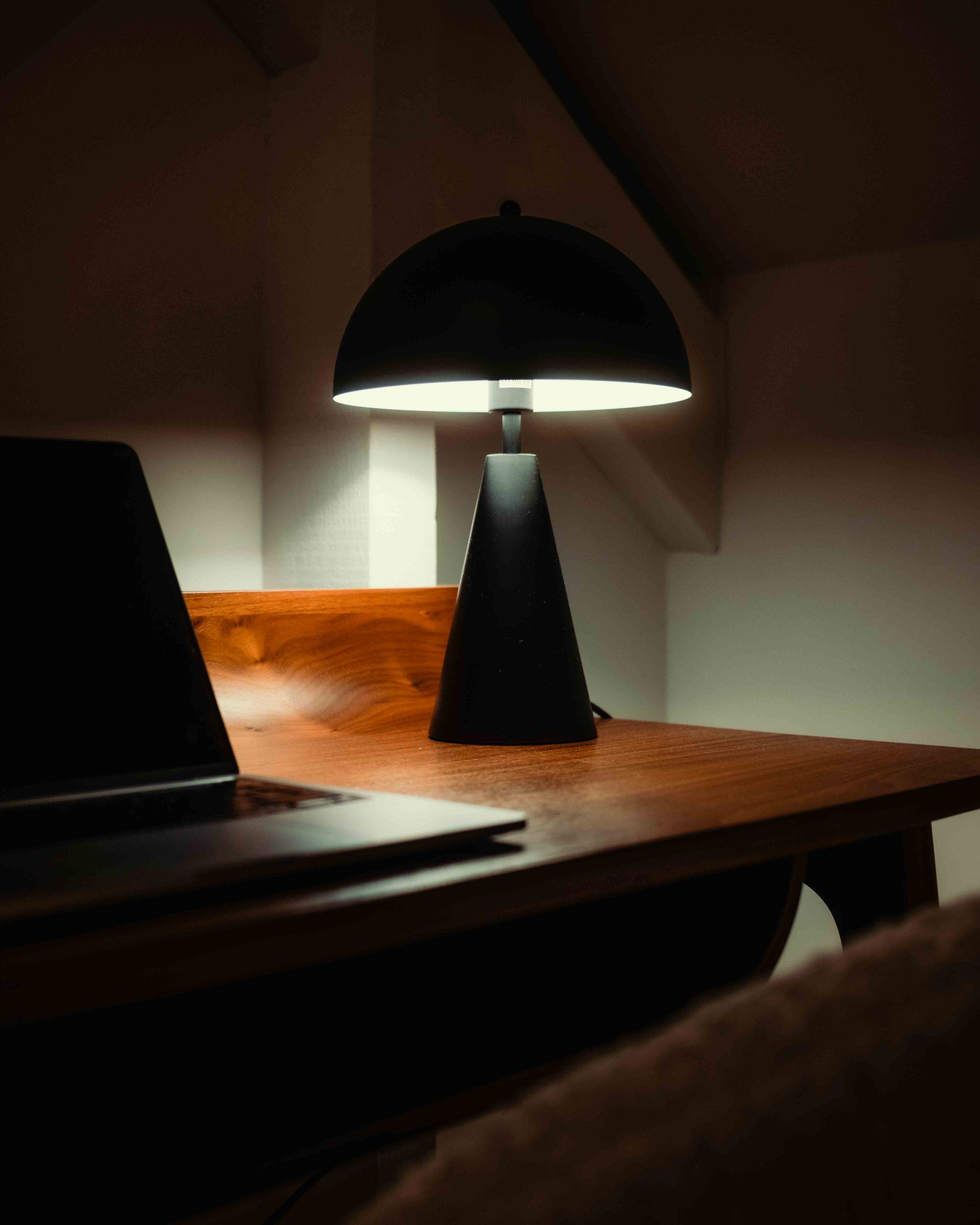 Image cinématographique d'un Bureau et d'une lampe allumée