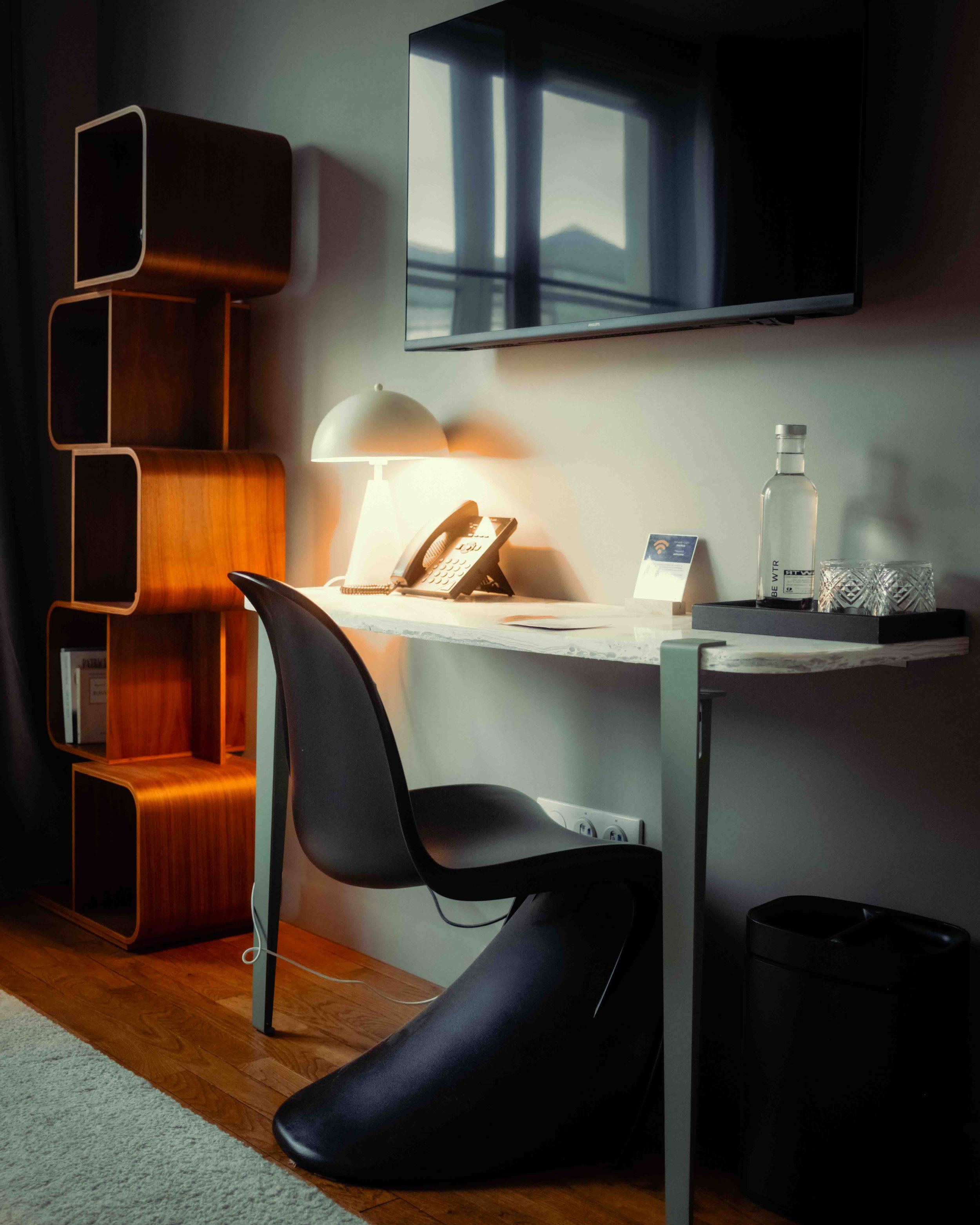 photo d'un bureau dans une chambre de l'hotel Markus coffee a Amgers avec des meubles style mid century