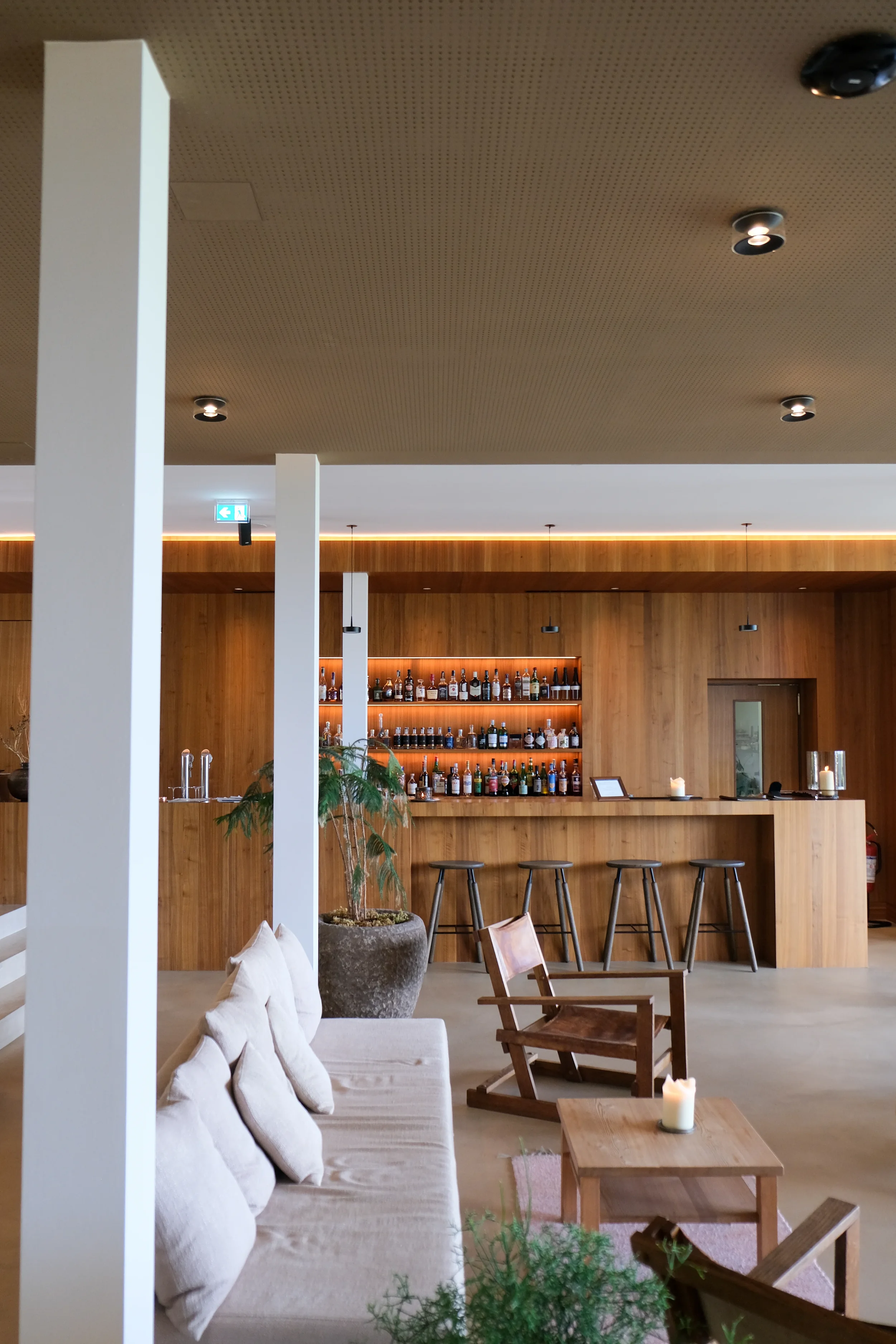 Saltus Hotel lobby and bar area