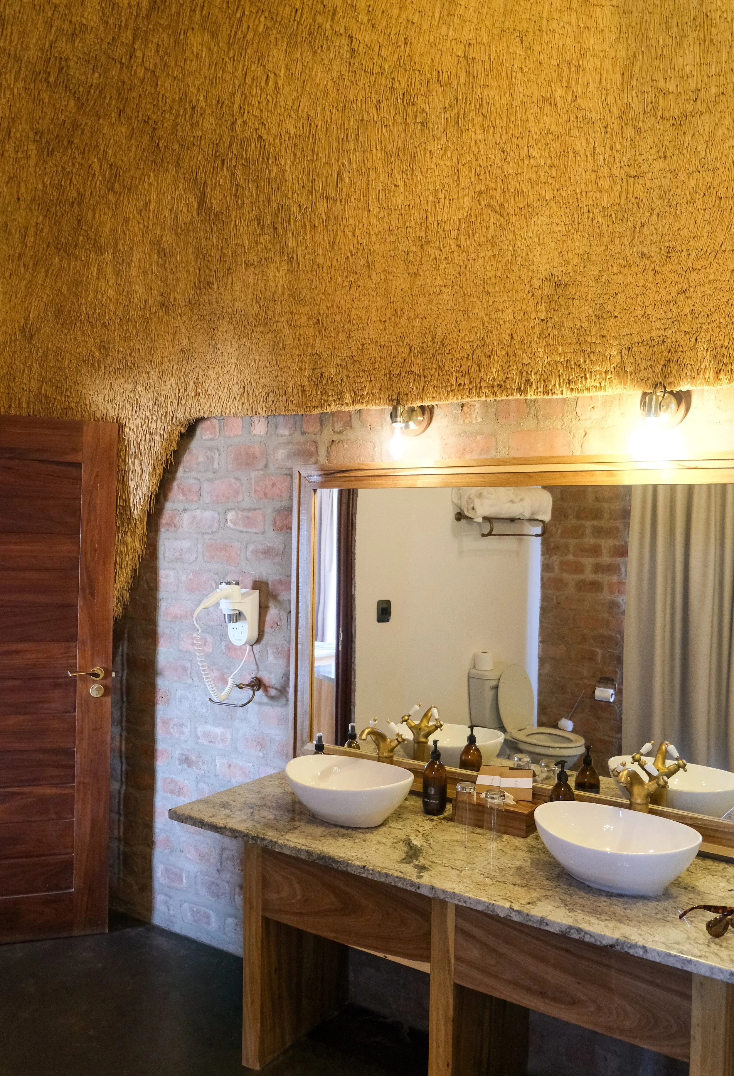 Desert Hills Lodge bathroom