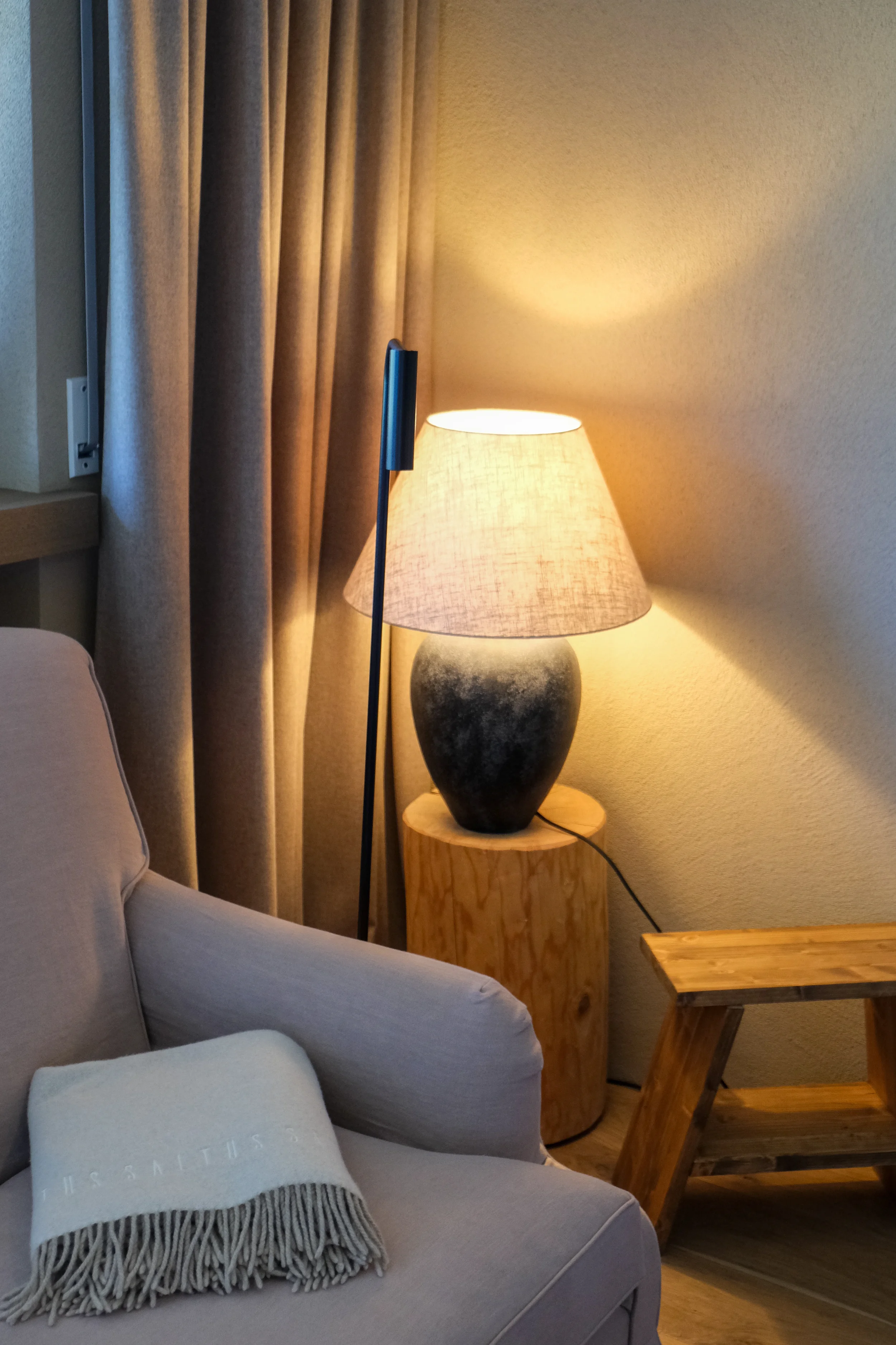 Hotel Saltus - Room lamp.webp