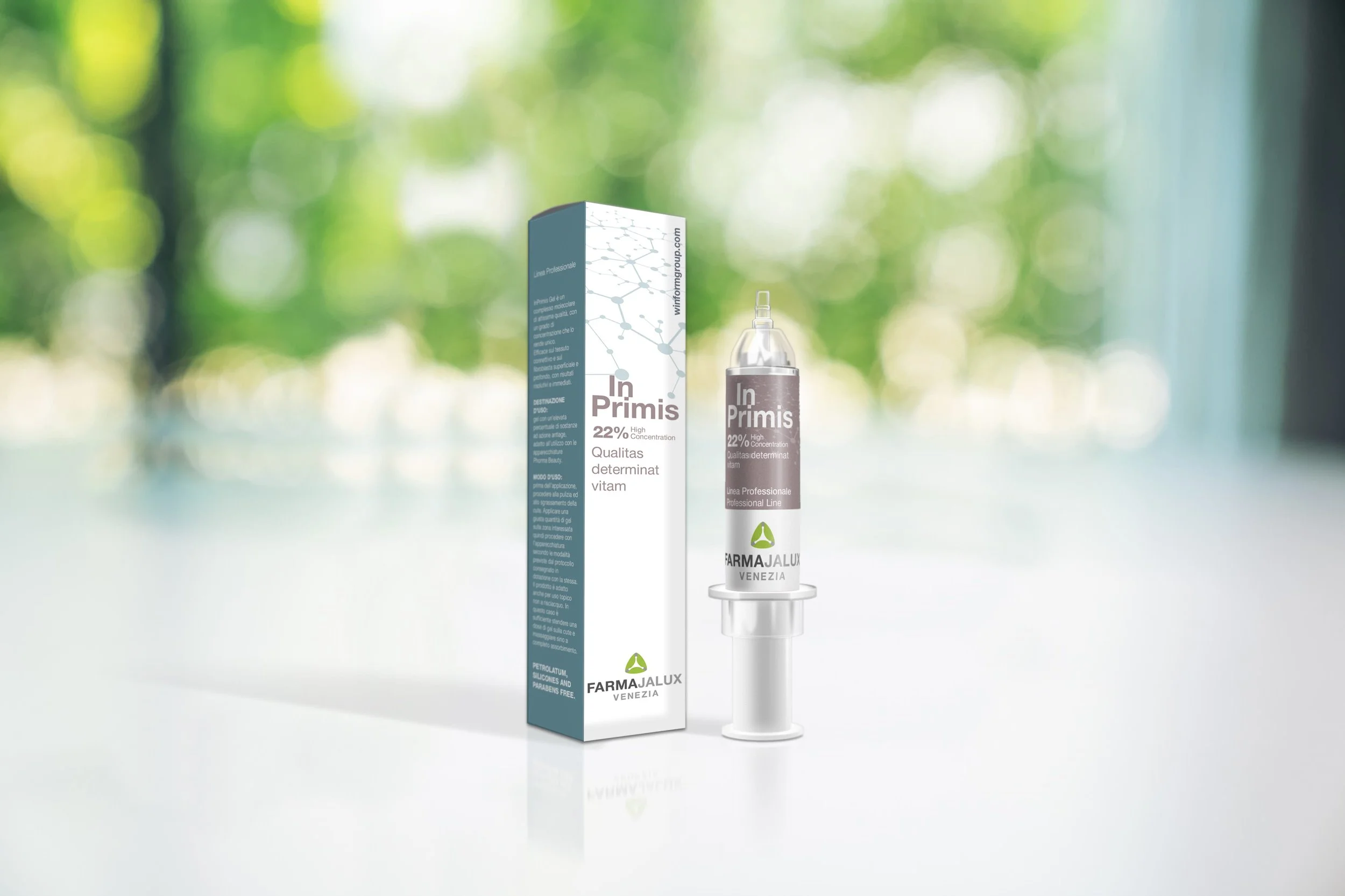 Siringa e confezione di un prodotto farmaceutico con sfondo verde sfocato.