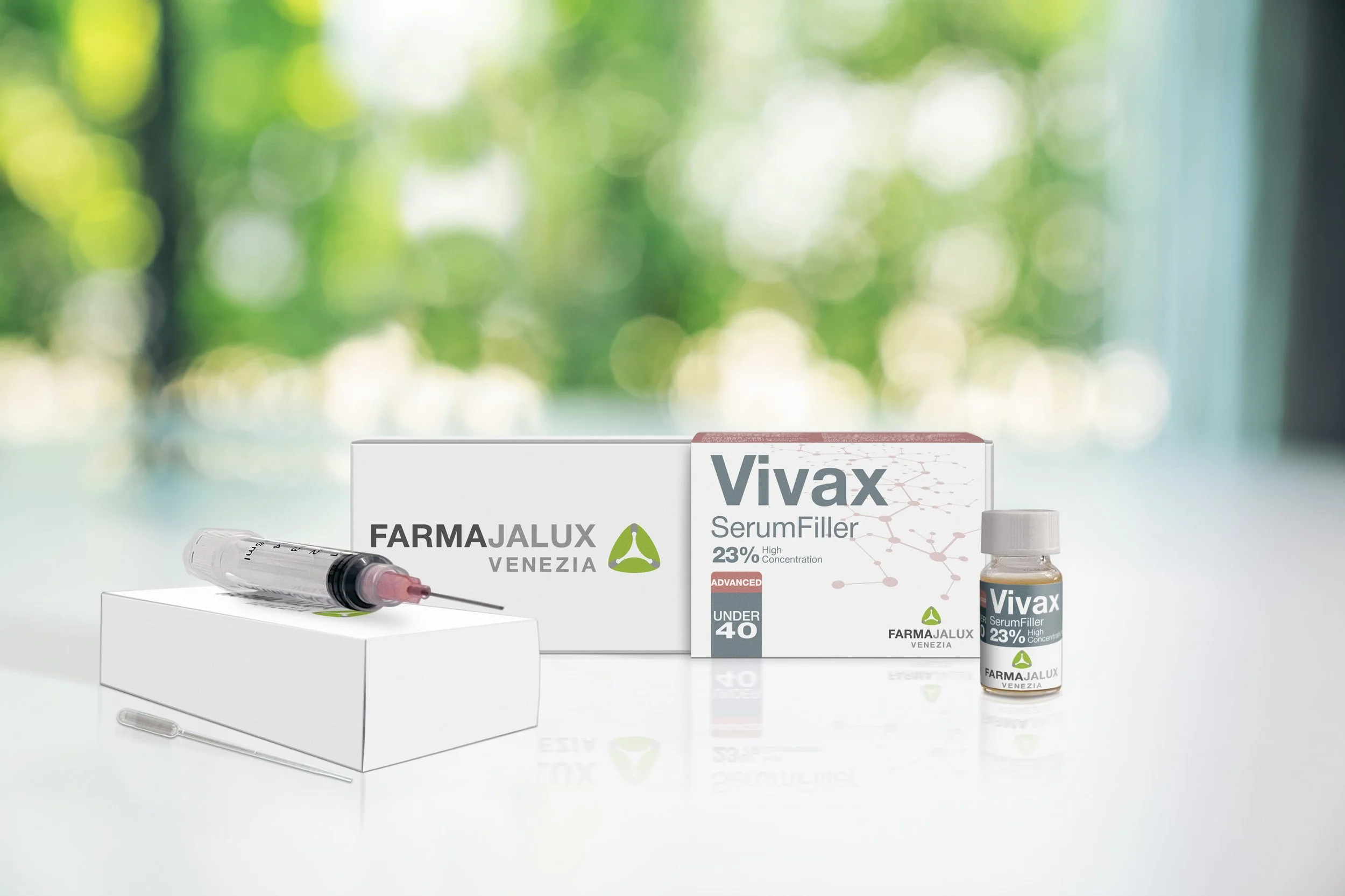 Prodotti medici con siringa, bottiglia di VIVAX Serum Filler e confezione di Farmalux Venezia su sfondo naturale sfocato.