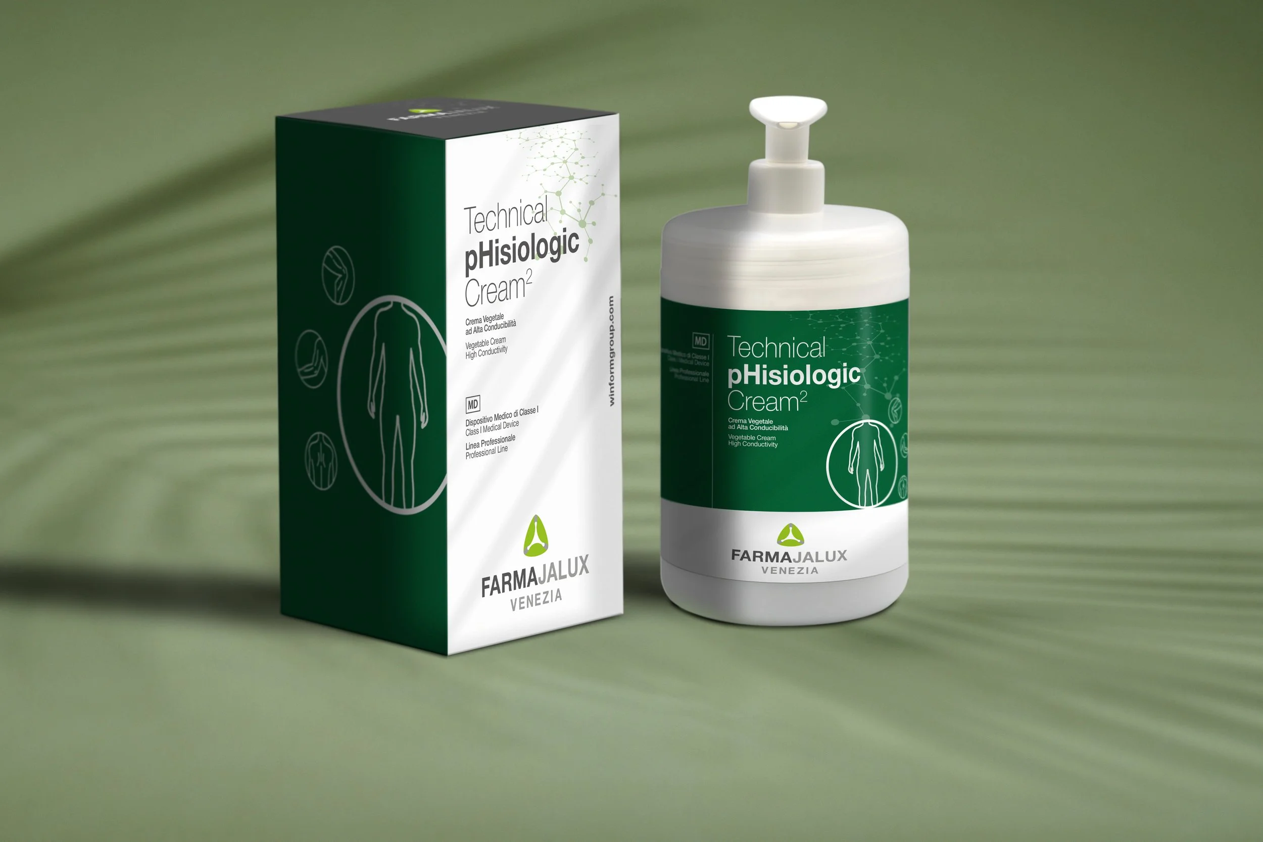 Bottiglia e confezione di crema fisiologica vegetale di alta conduciibilità di Farmajalux Venezia, con etichetta verde e bianca, vista su uno sfondo verde con ombre di linee
