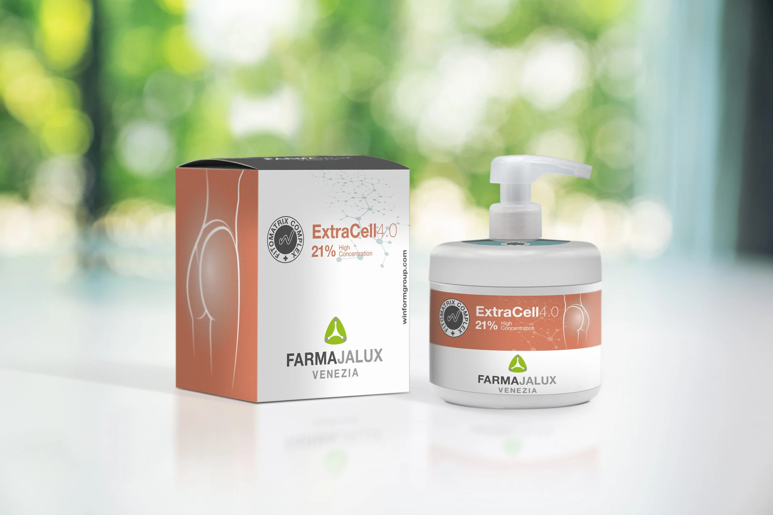 Confezione e flacone di prodotto FarmaJalux ExtraCell 4.0, un trattamento al 21% di alta concentrazione, con il logo di una matrice di cellule e un'icona di una foglia green, su uno sfondo sfocato di verde.
