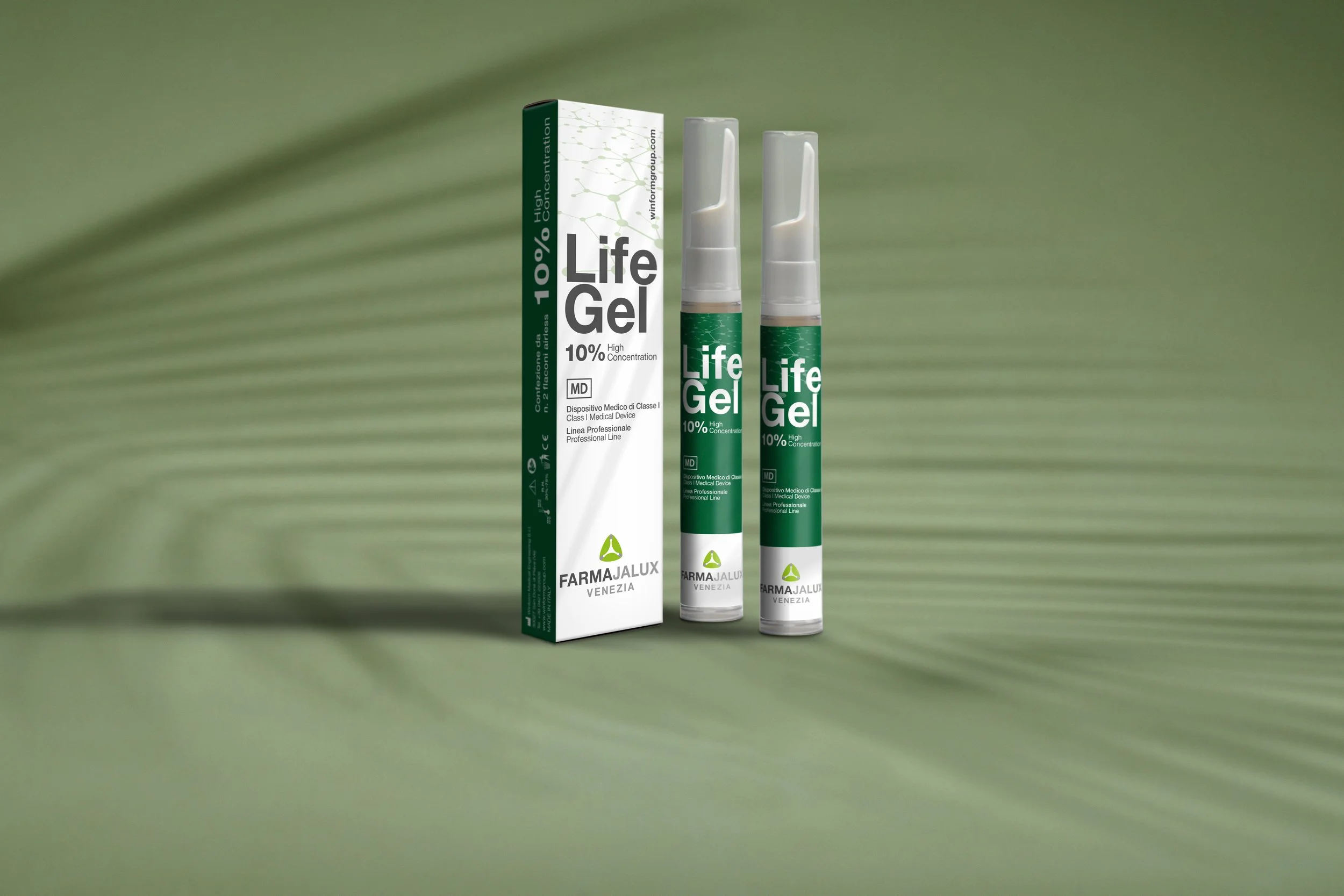 Confezione e due dosatori di Life Gel con concentrazione al 10%, prodotto medico da farmacia, su sfondo verde con ombra di foglia.