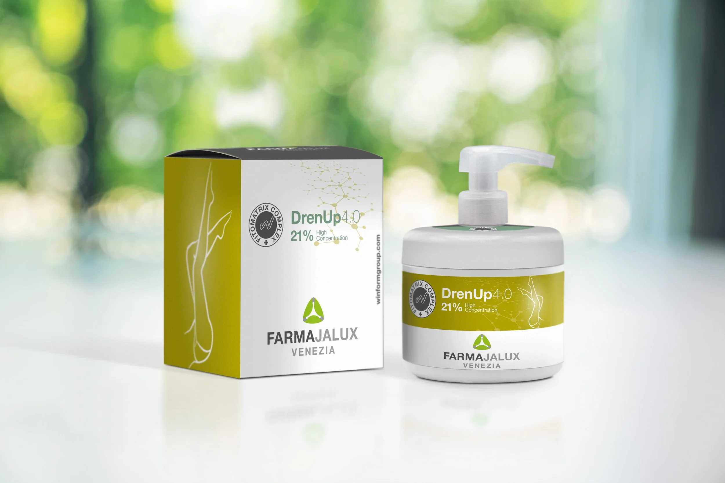 Confezione e tubo di un prodotto chiamato DrnUp 4.0 con concentrazione del 21%, dell'azienda FarmaJalux Venezia, con sfondo naturale sfocato.