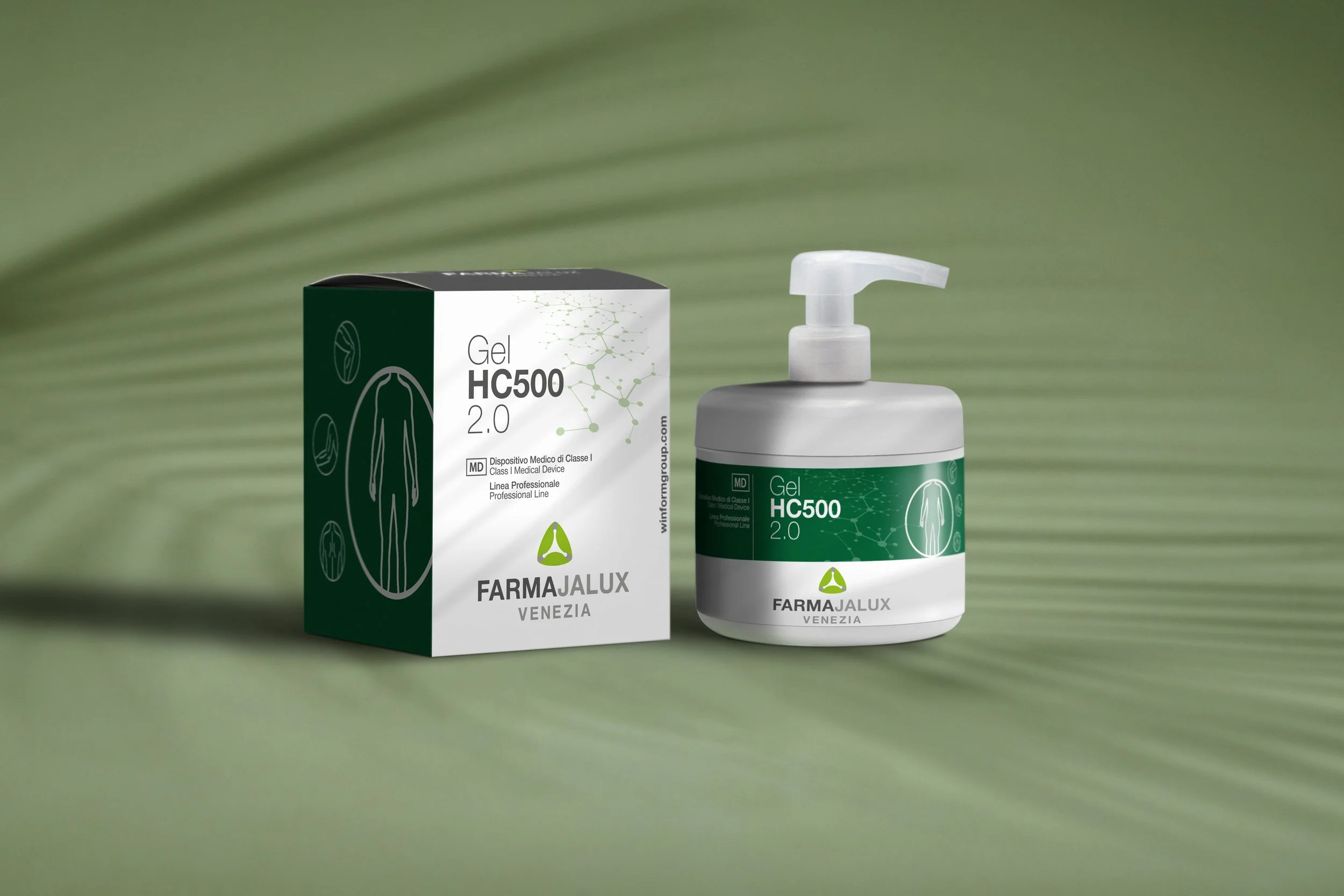 Bottiglia di gel disinfettante con scatola sulla sinistra, entrambi con etichette verdi e bianche, posizionati su uno sfondo verde con lettere e simboli chimici.