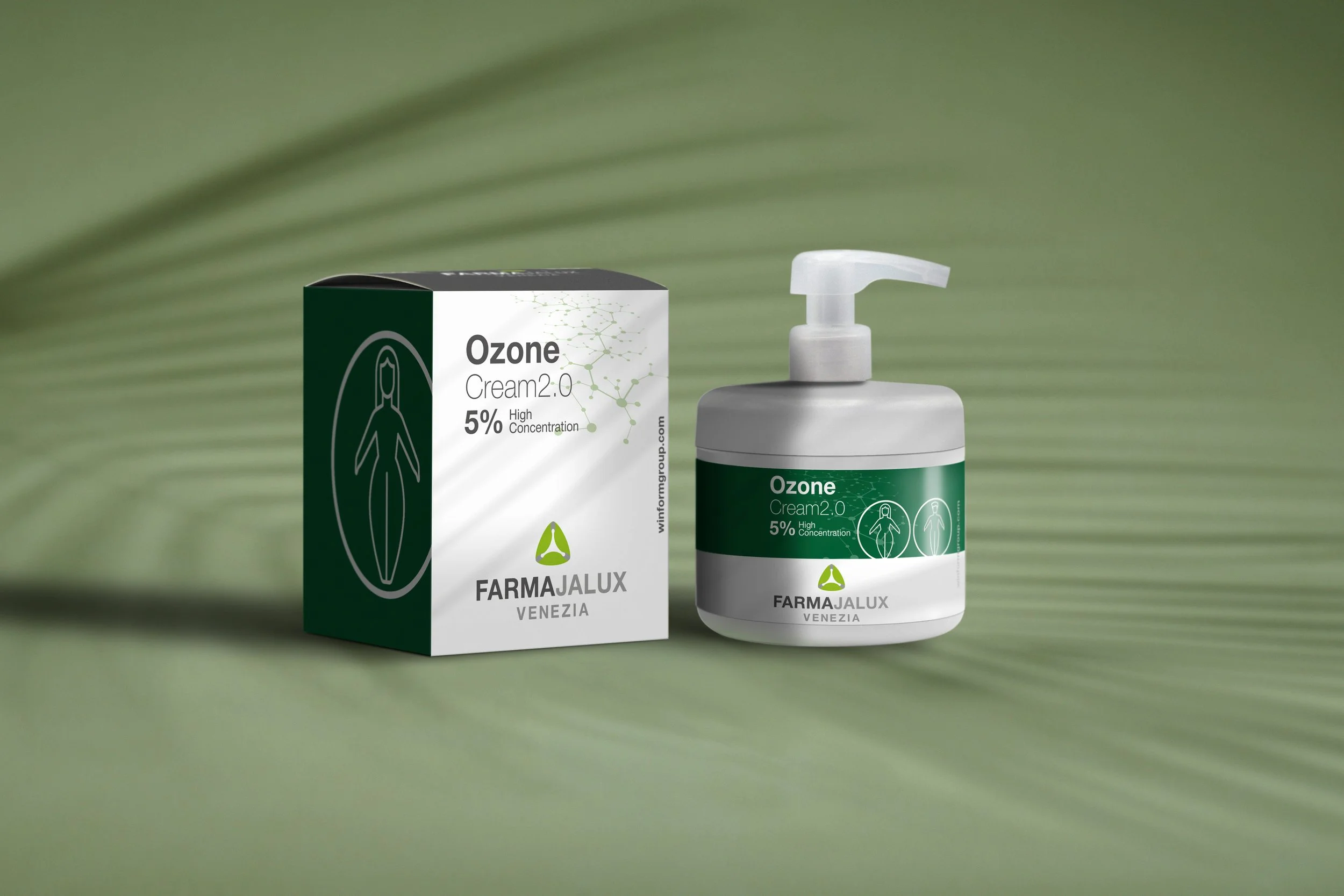 Flacone e scatola di crema al bicarbonato e ossigeno, marca FarmaJalux Venezia, con etichetta verde e bianca, sfondo verde con ombre di foglie.