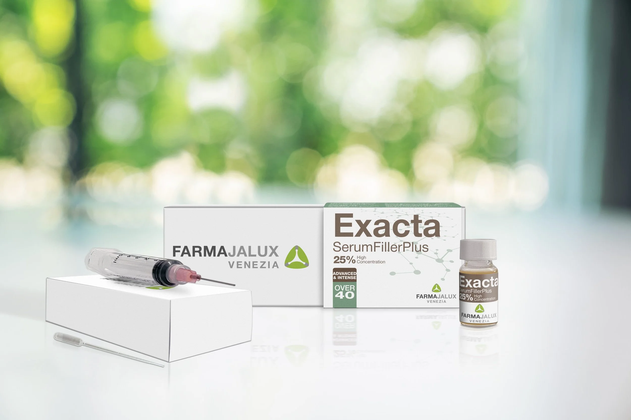 Prodotti farmaceutici, una siringa e un flaconcino di serum filler, su uno sfondo verde sfocato.