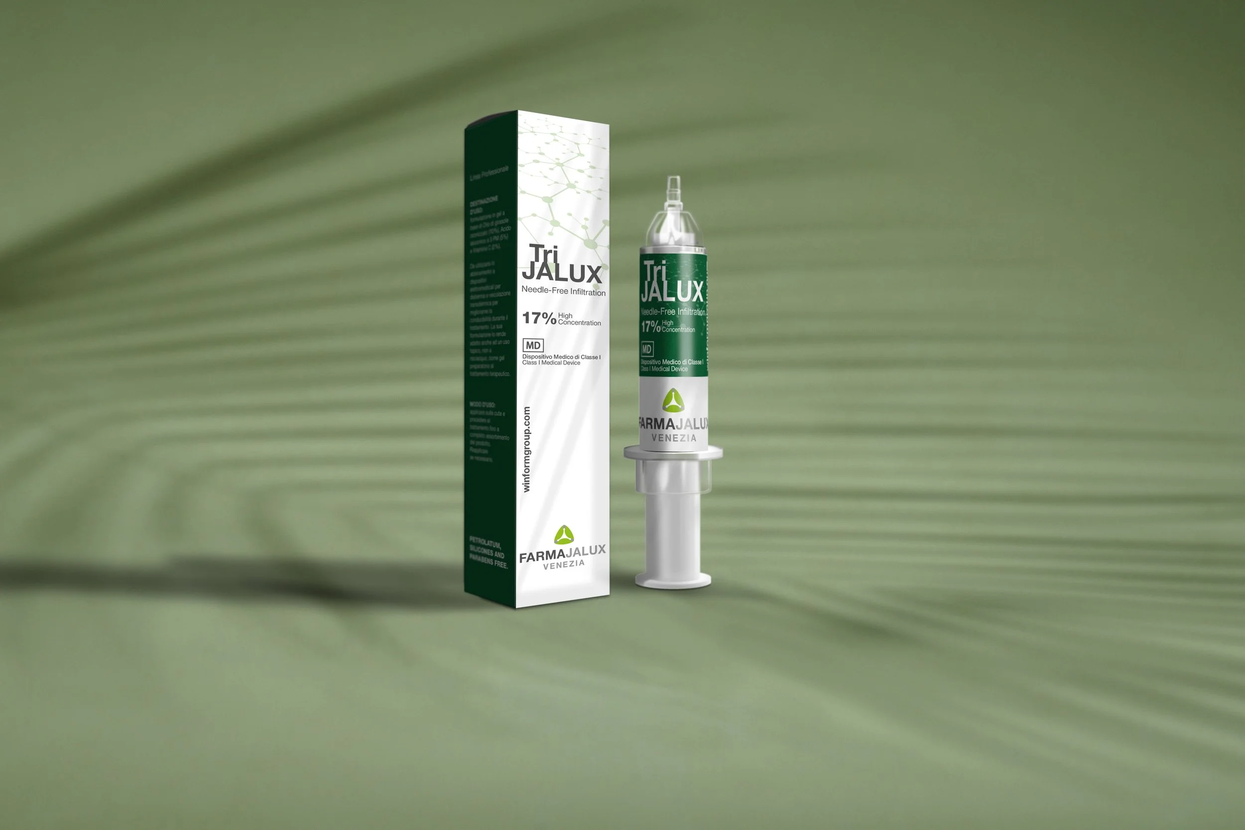 Siringa e confezione di un medicinale chiamato TriJALUX con concentrazione del 17%, su sfondo verde con ombre di foglie.