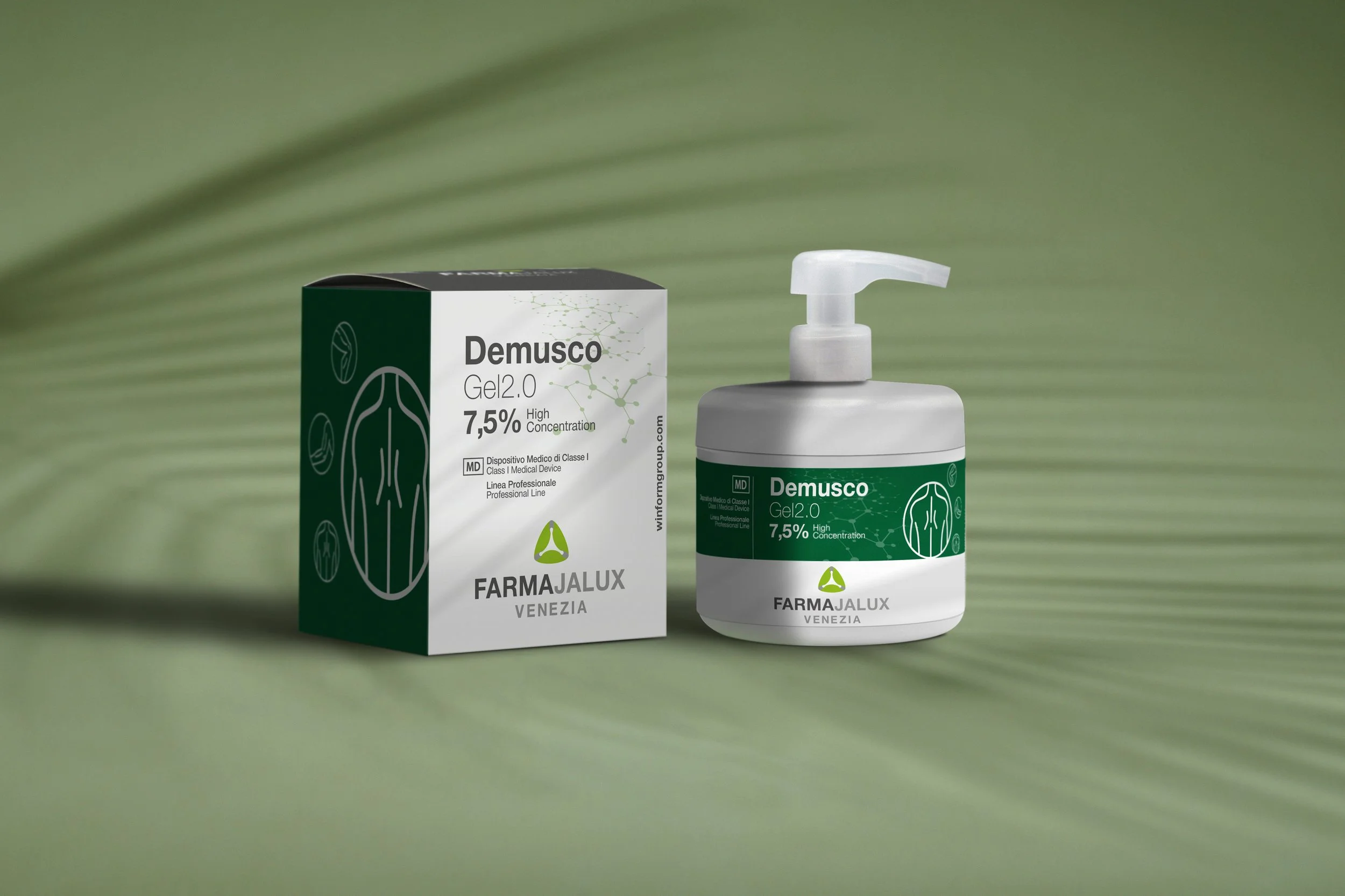 Confezione e flacone di un gel antisettico chiamato Demusco Gel 2.0 con concentrazione del 7,5%, in un'ambientazione con sfondo verde