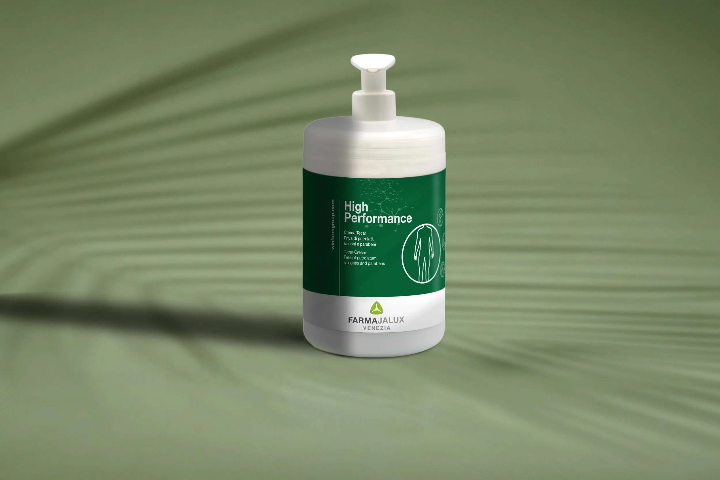 Flacone di crema per il cambio di pannolini con etichetta verde, scritto 'High Performance' e iconografia di un bambino, su sfondo di foglia verde.