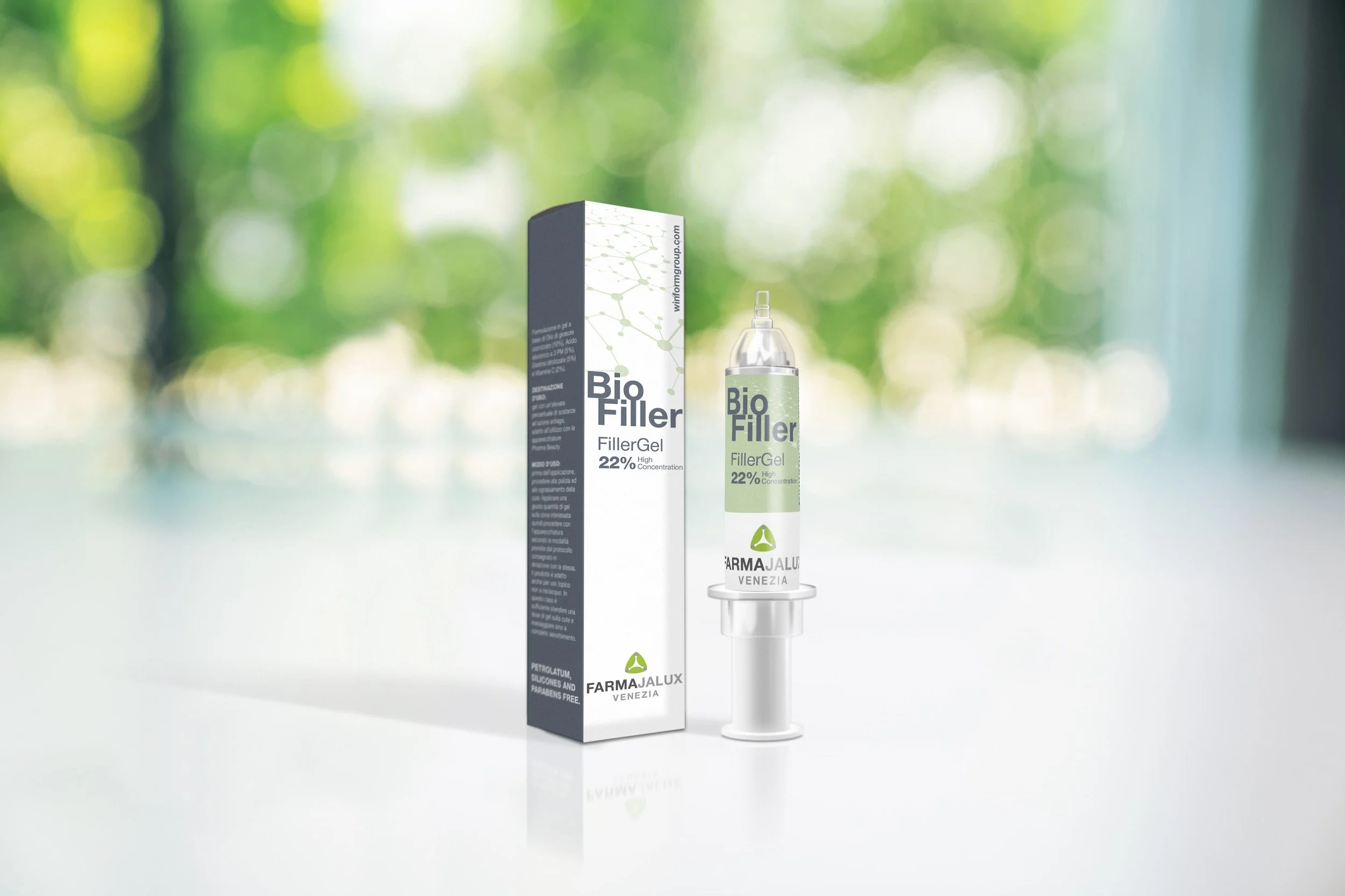 Siringa e confezione di Bio Filler Gel con etichetta verde e bianca, sul ripiano di un tavolo contro uno sfondo di luci sfuocate e natura.