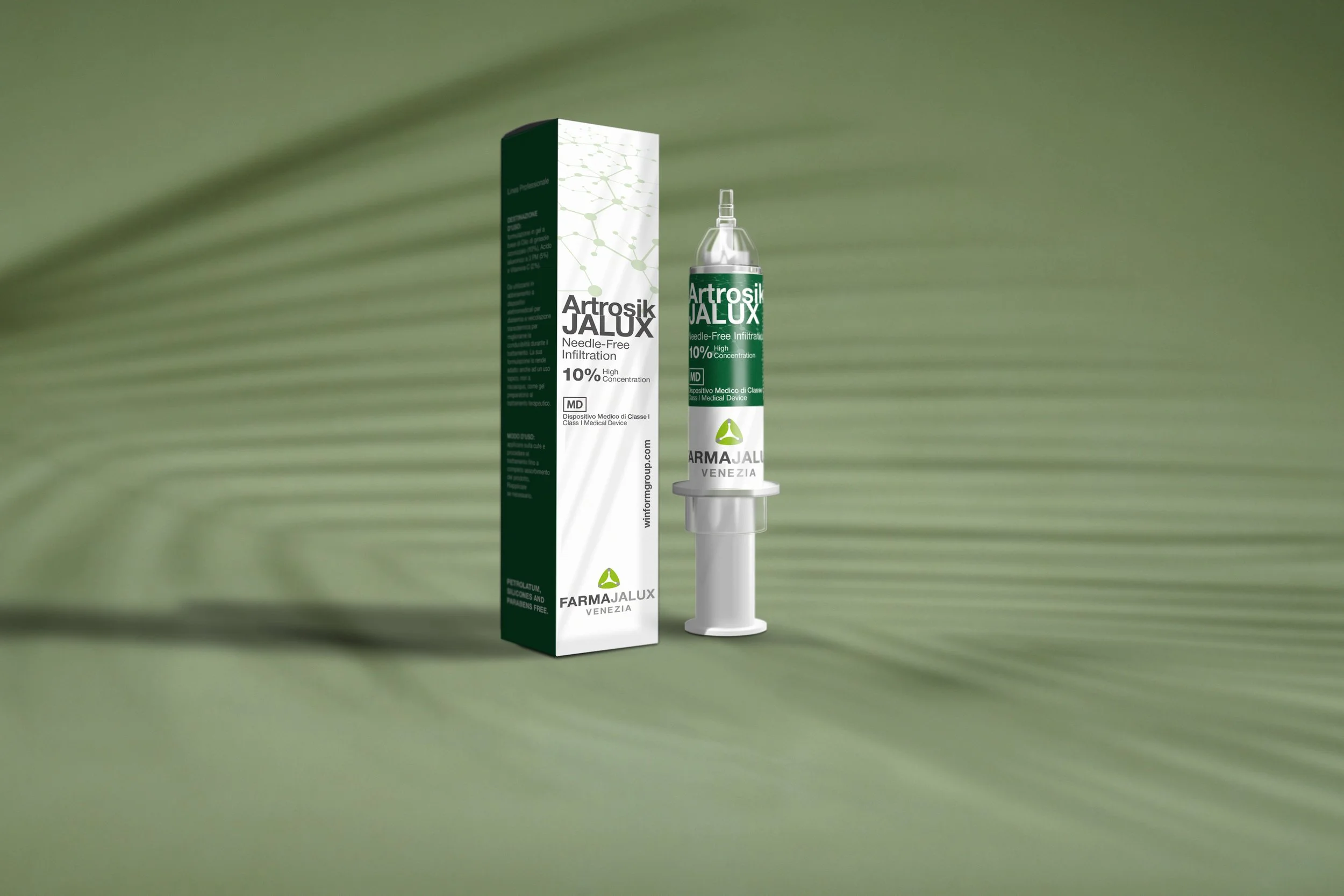 Siringa medica con etichetta verde, e confezione con scritte in italiano, di Artrosil JALUX per infi dal farmaco Venezia.