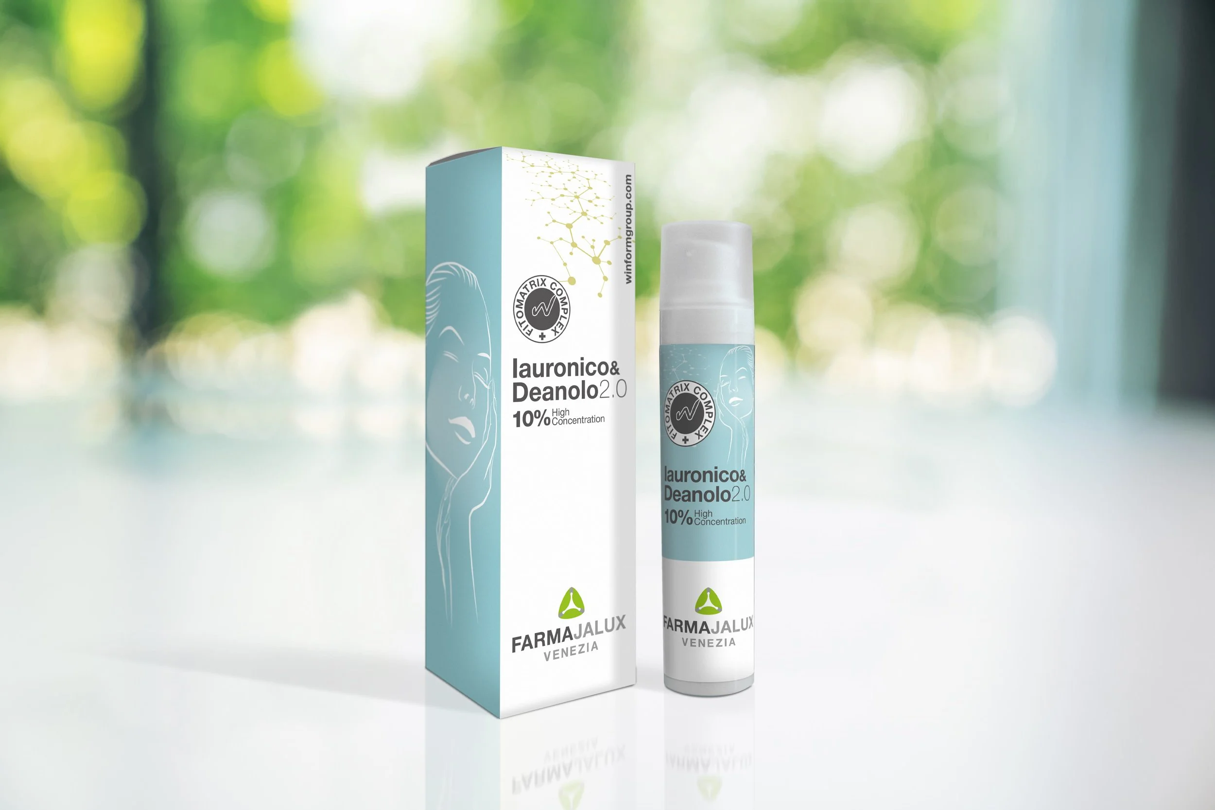 Prodotto farmaceutico con scatola e flacone, etichetta con testo 'Lauroiconico&Deanol 2.0 10% High Concentration', e logo di FarmaJalux Venezia, con sfondo sfocato di finestra con luce naturale.