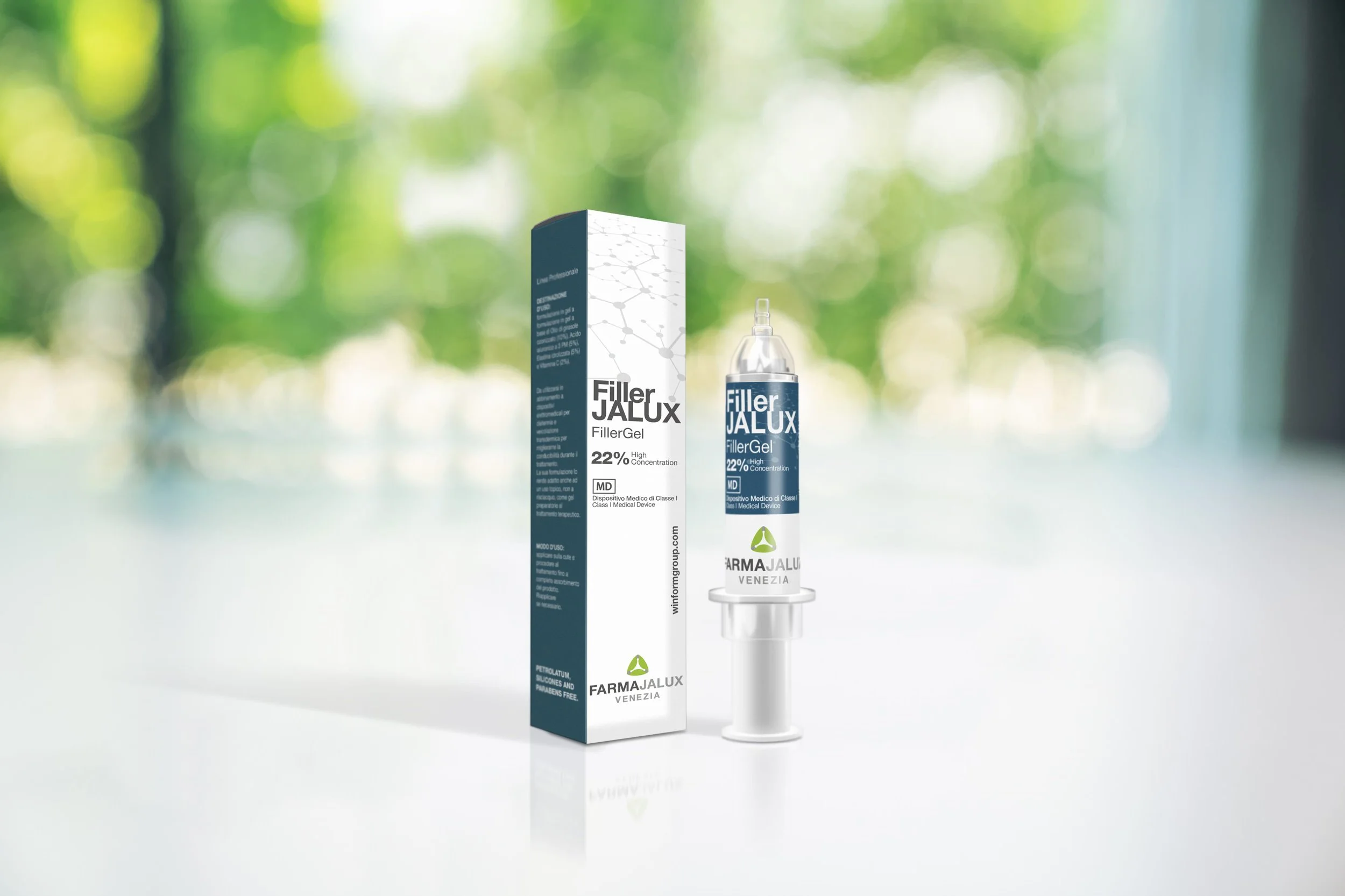 Siringa con iniezione di filler JLAX e il suo confezione, sfondo sfocato di uccelli e natura