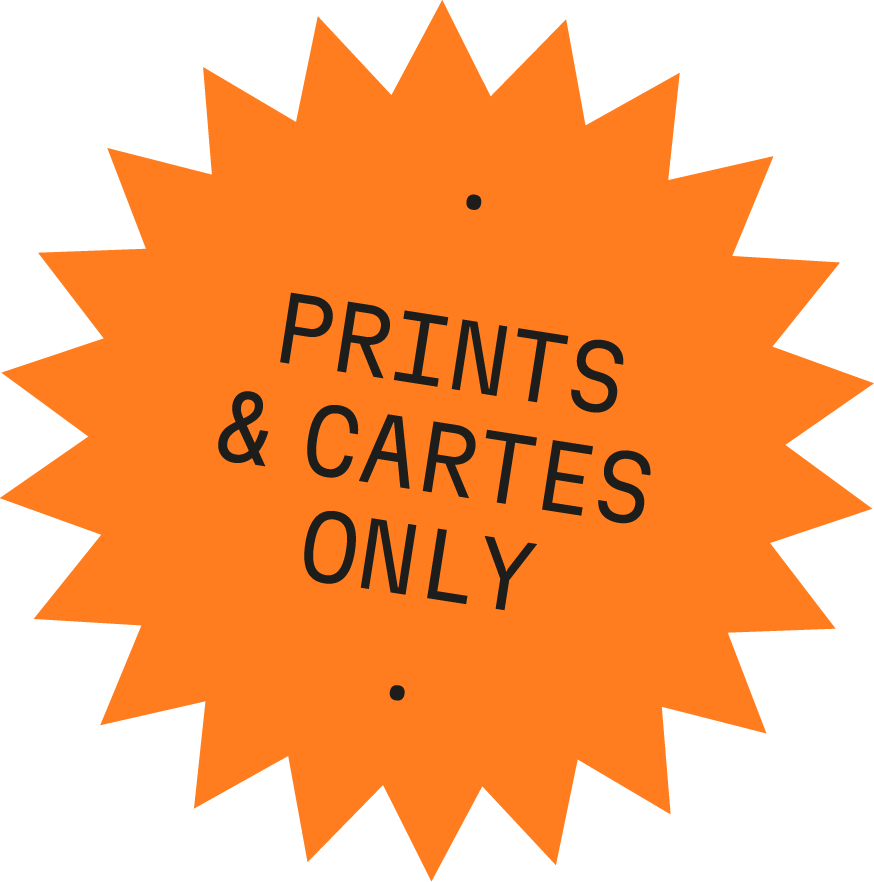 Une étiquette orange en forme d'étoile avec le texte "PRINTS & CARTES ONLY" en noir.