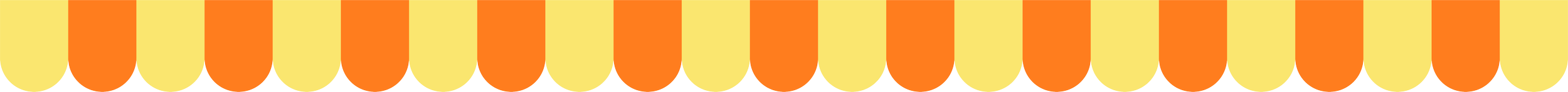 Une rangée de gâteaux à la crème decorée de glaçage orange et jaune