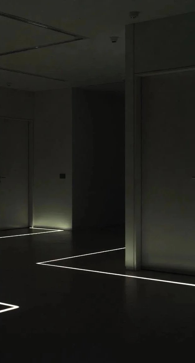 Couloir plongé dans l’obscurité avec ligne de guidage lumineuse pour l’évacuation