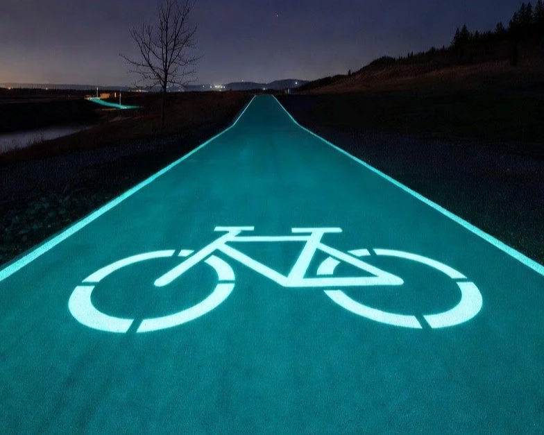 Marquage routier lumineux assurant le guidage des vélos sur une voie sombre