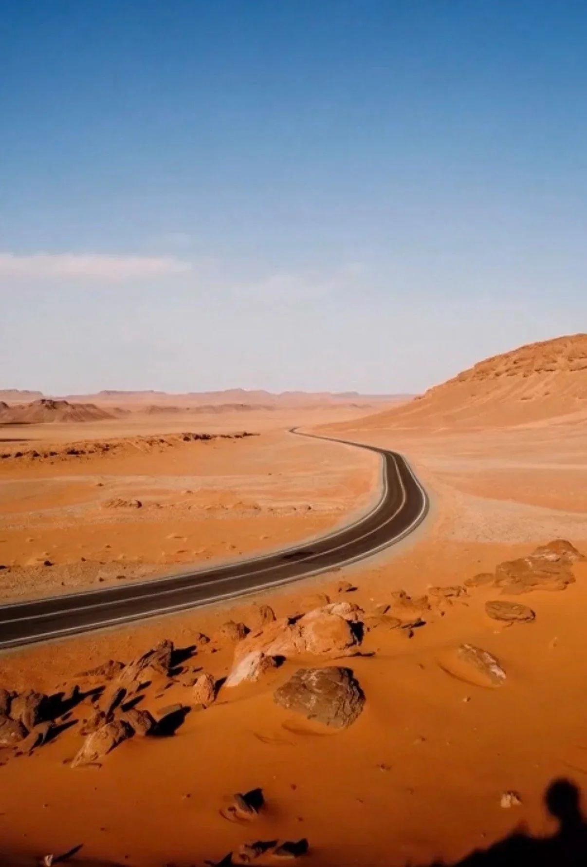Route isolée traversant un paysage désertique, illustrant la nécessité de solutions de sécurité routière fiables