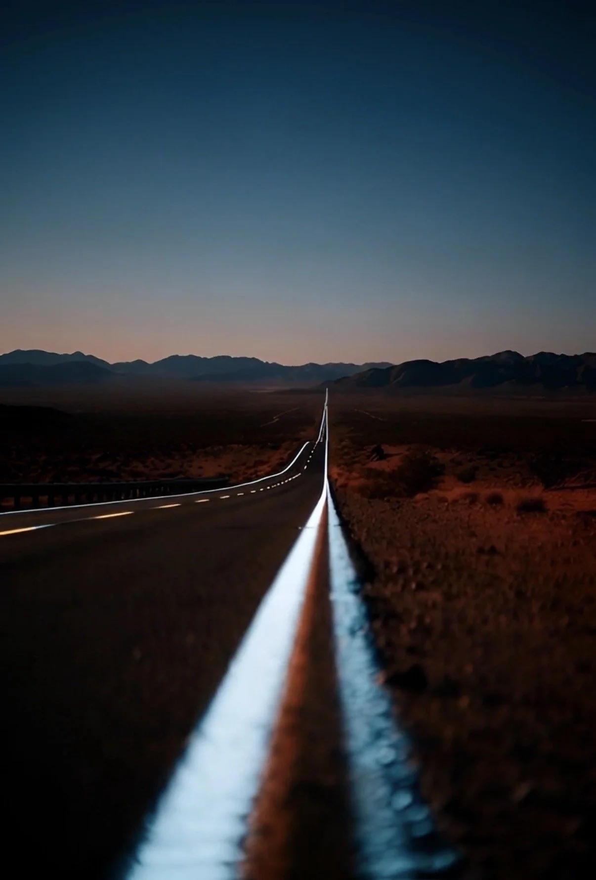 Marquage photoluminescent blanc sur une route isolée pour renforcer la sécurité routière nocturne