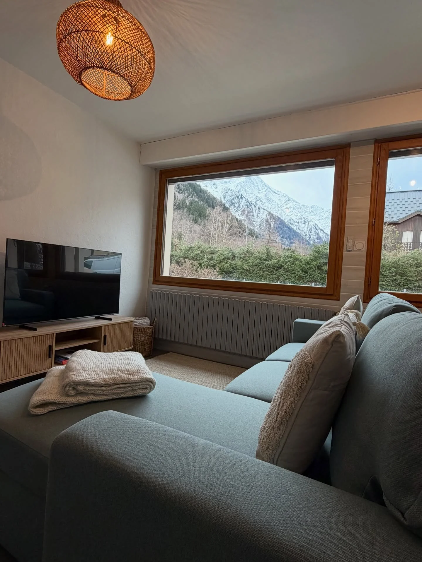 Mountain views from chilling on the sofa, lounging in bed, having breakfast or when pretending to &lsquo;work.&rsquo; Come stay at The Nook for a long weekend or week long ski trip. #chaletdhonneur #thenook #skiweekend #skiweek #snow