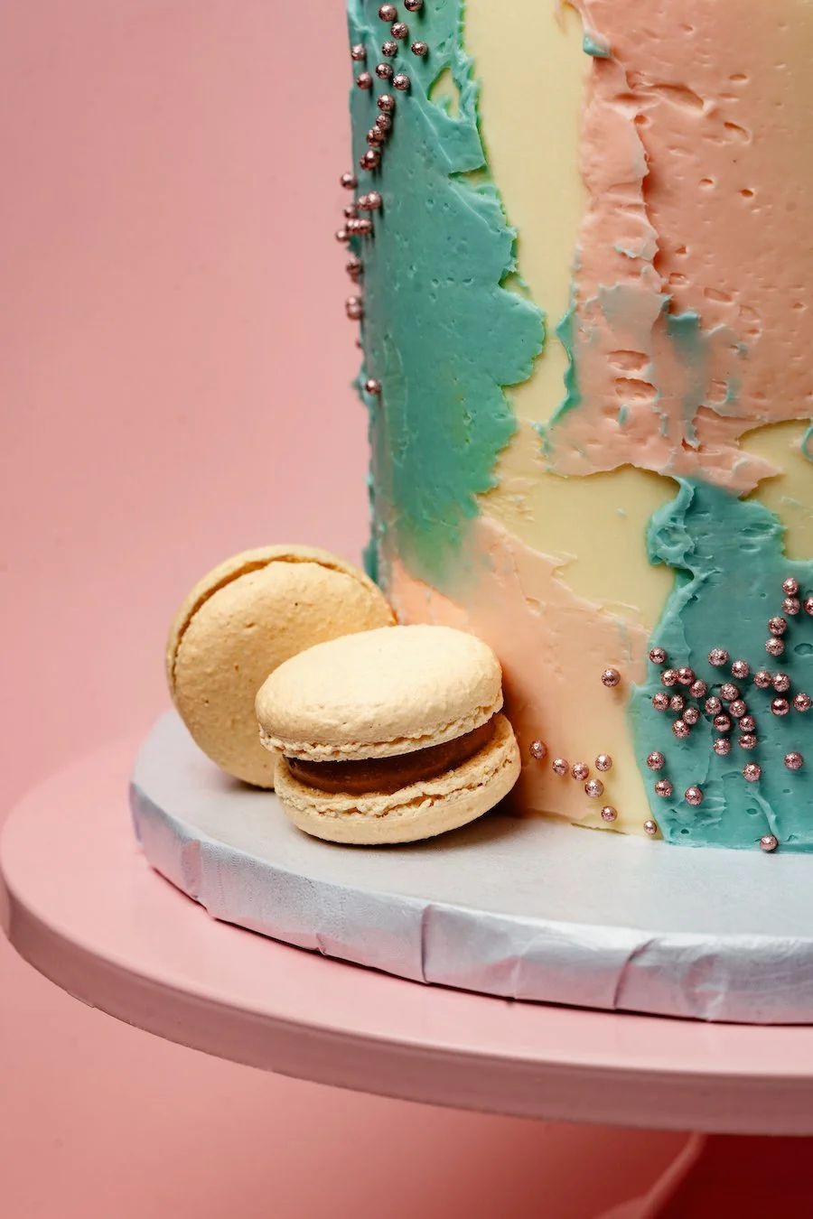 baby shower cake for boys ideas - close-up of the Two-Toned Spackle cake with added macarons