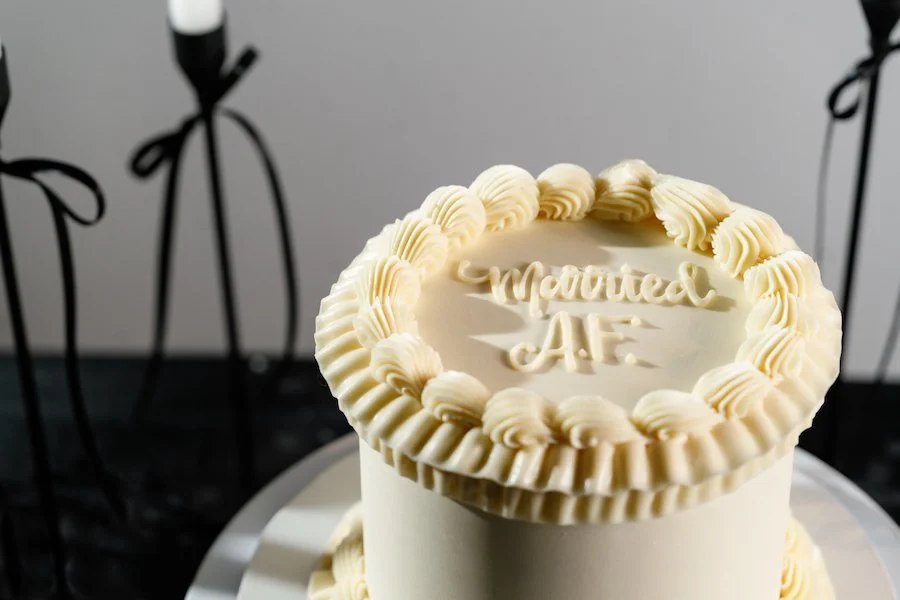 how long is cake safe to eat - wedding cake