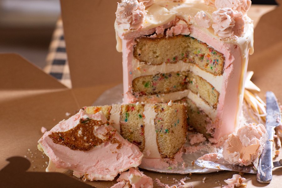How Many People Does An 8-Inch Cake Feed? A Guide