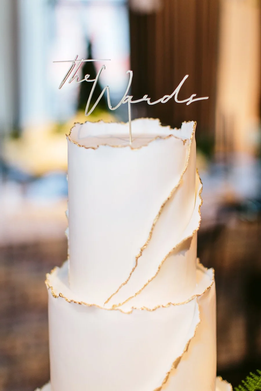 rustic wedding cake ideas - wedding cake with rough buttercream edges