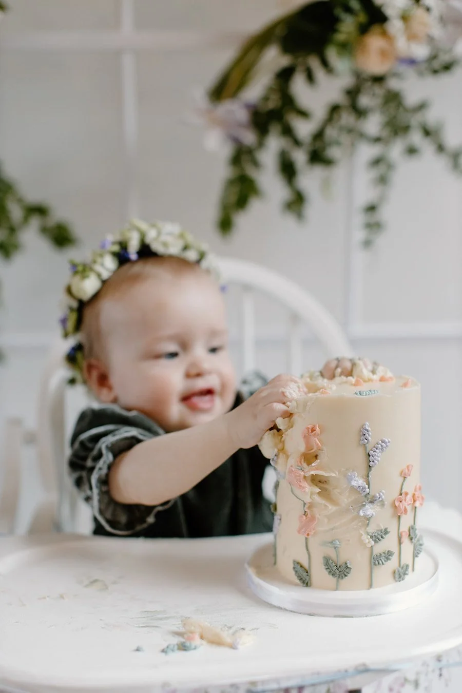 4 in vs 6 in smash cake - baby digging into a smash cake