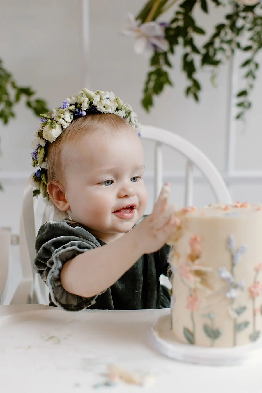 4in vs 6in smash cake - baby with a smash cake