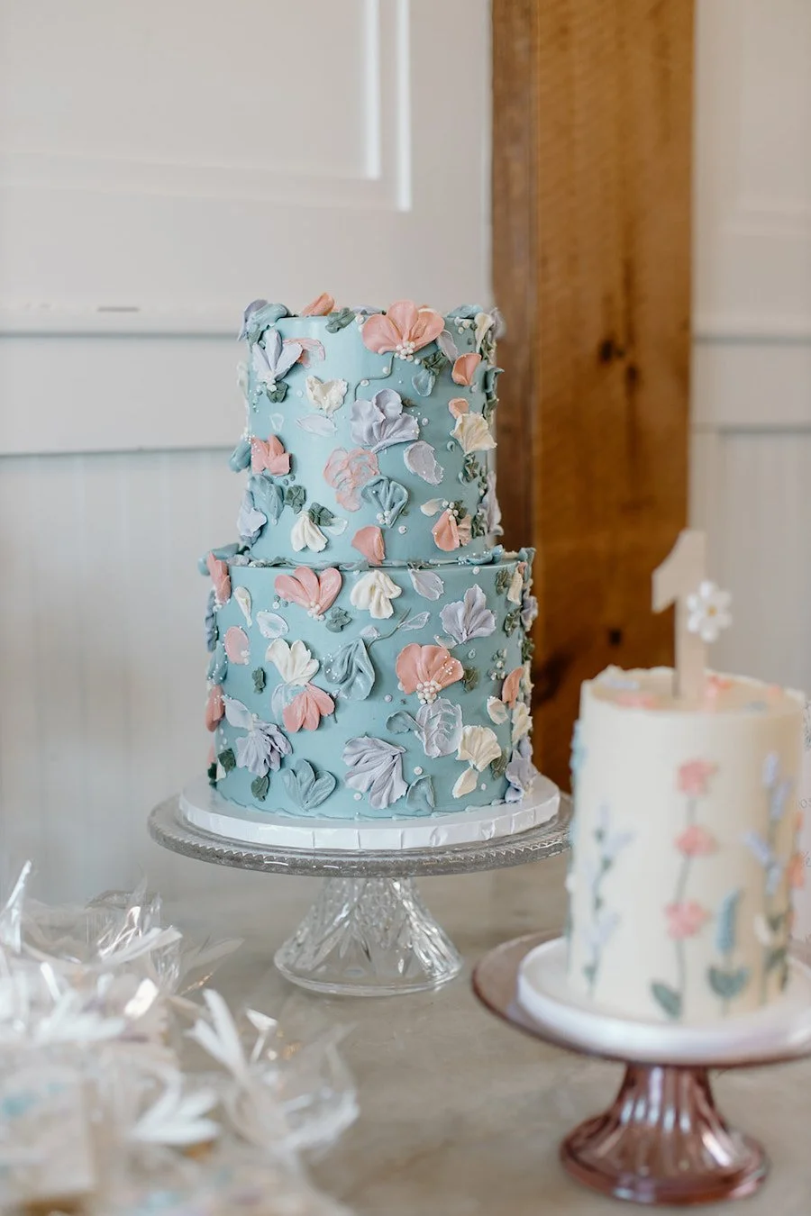 4in vs 6in smash cake - tiered birthday cake next to a smash cake