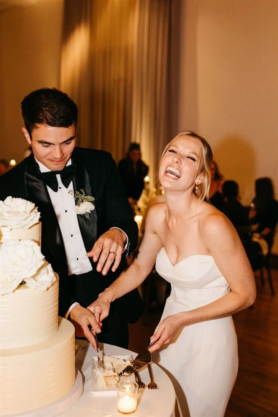 wedding cake servings chart - couple with cake