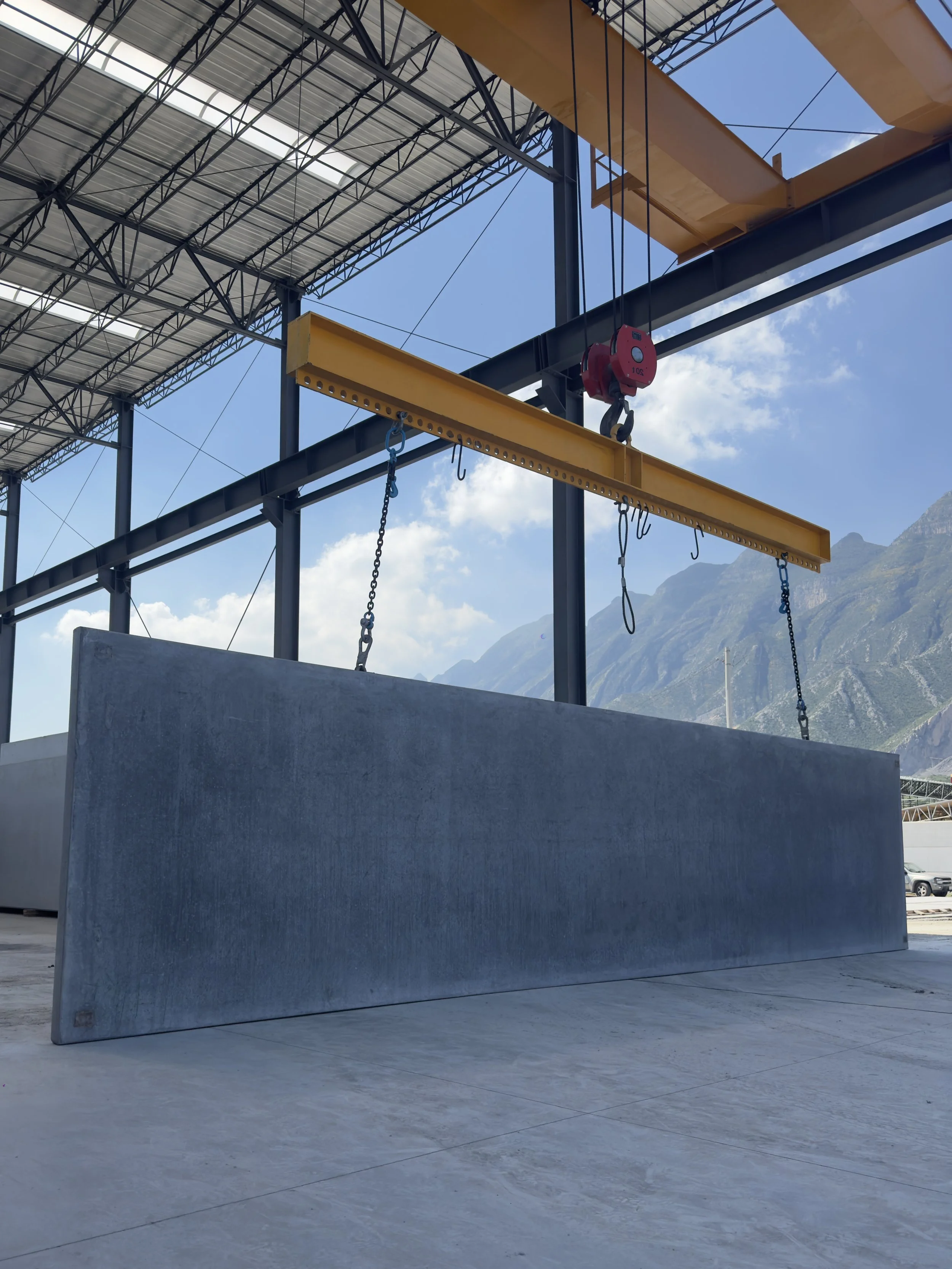 muro precolado o panel de concreto con un sistema de grúa viajera