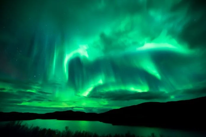 300118-northern-lights-norway-696x463.jpg
