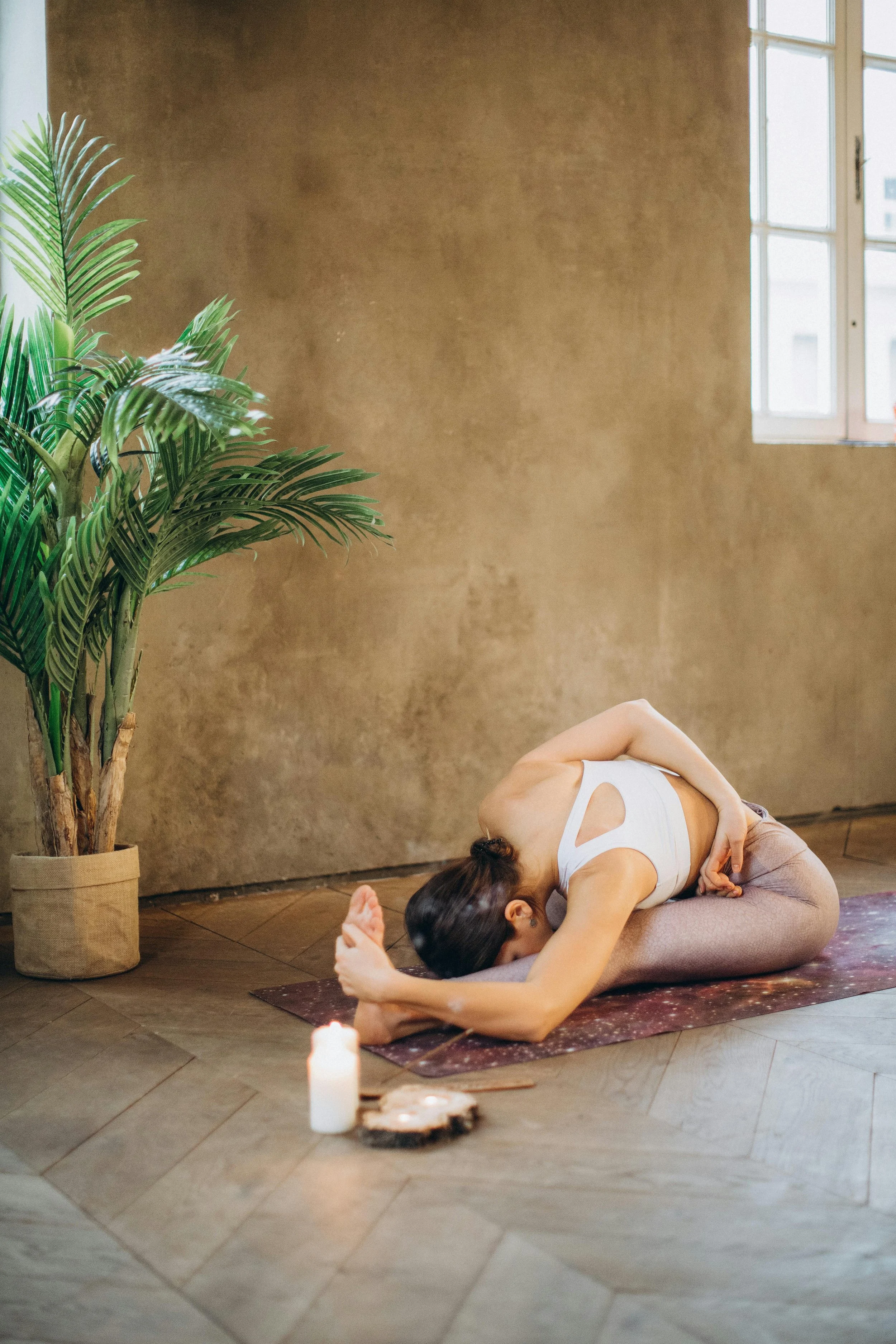 Pratique de yoga thérapeutique favorisant la présence, la douceur et l’équilibre du corps.