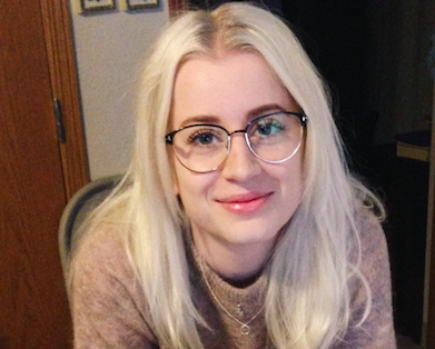 Inköpsekonomen Rebecca trivs i äldres sällskap