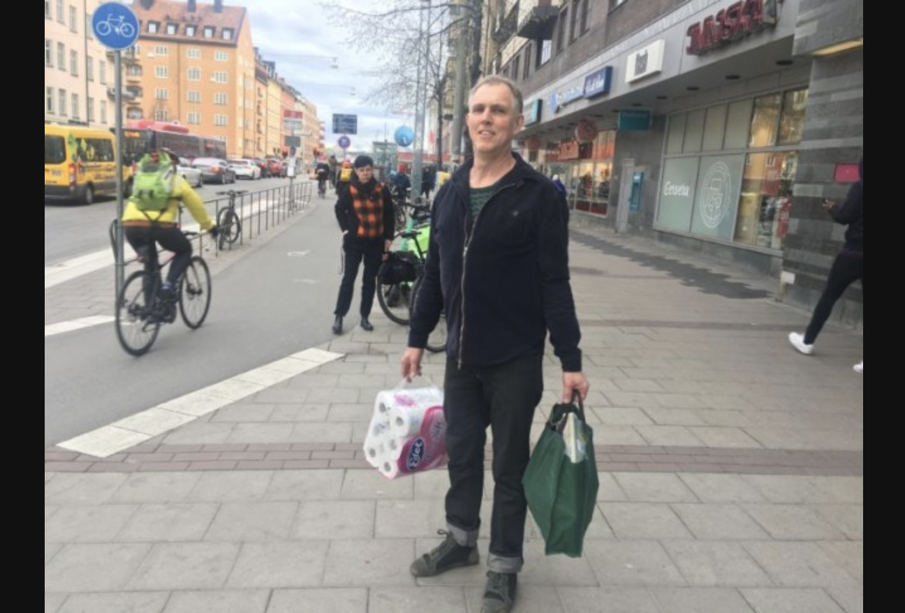 Mitti Södermalm hänger med när Stefan handlar mat åt 82-åriga Valter