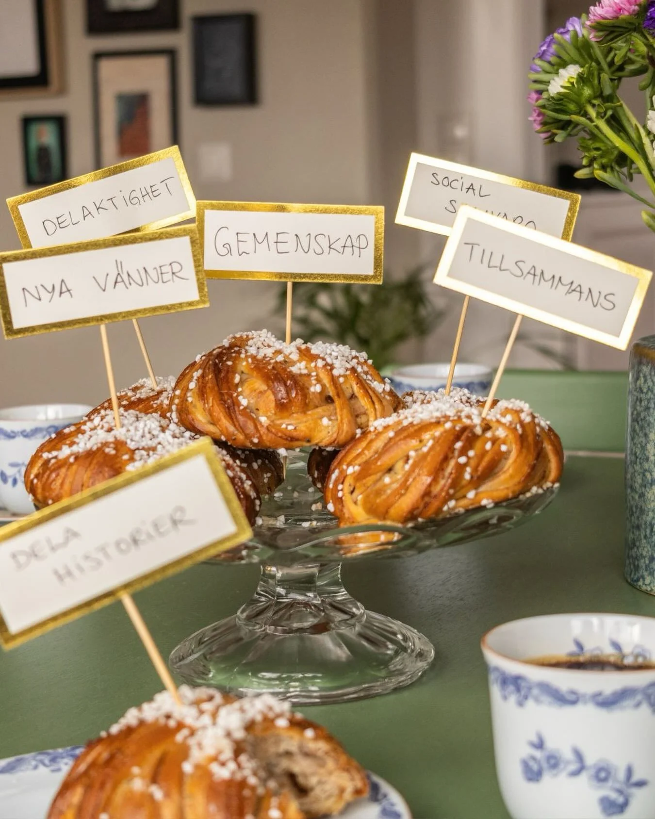 En kanelbulle kan vara s&aring; mycket mer &auml;n ett smarrigt tilltugg till kaffet. ❤️ F&ouml;r &auml;ldre som lever i ensamhet kan en bulle betyda tillf&auml;llen att uppleva social samvaro, tr&auml;ffa nya v&auml;nner och dela historier med varan