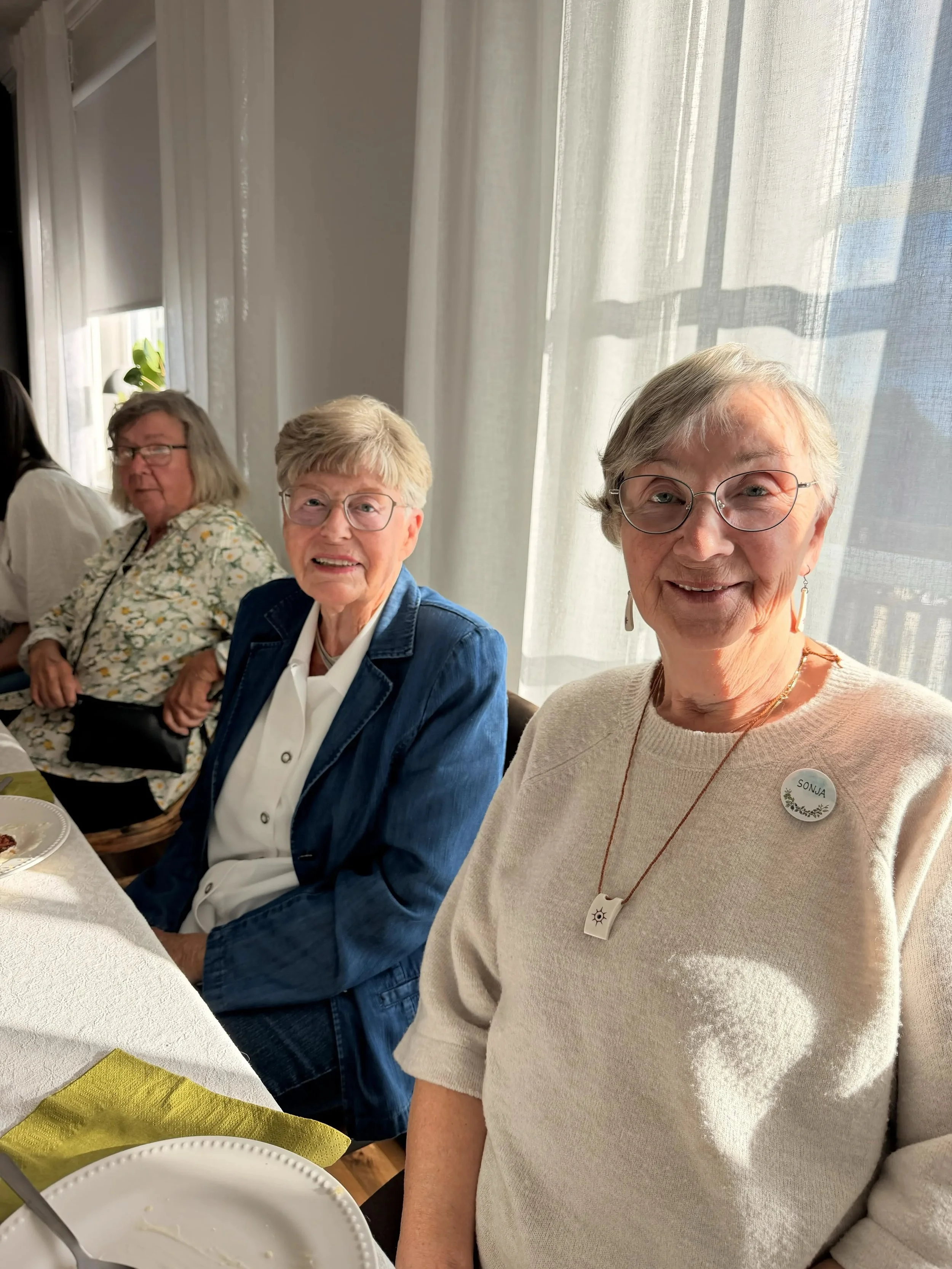 Nu har vi en grupp i Uddevalla! 👴🏼👵🏻☕ P&aring; den allra f&ouml;rsta tr&auml;ffen b&ouml;rjade vi med en presentationsrunda &ouml;ver kaffet. Sedan fortsatte samtalen runt borden med fina ber&auml;ttelser, lite s&aring;ng och m&aring;nga skratt. 
